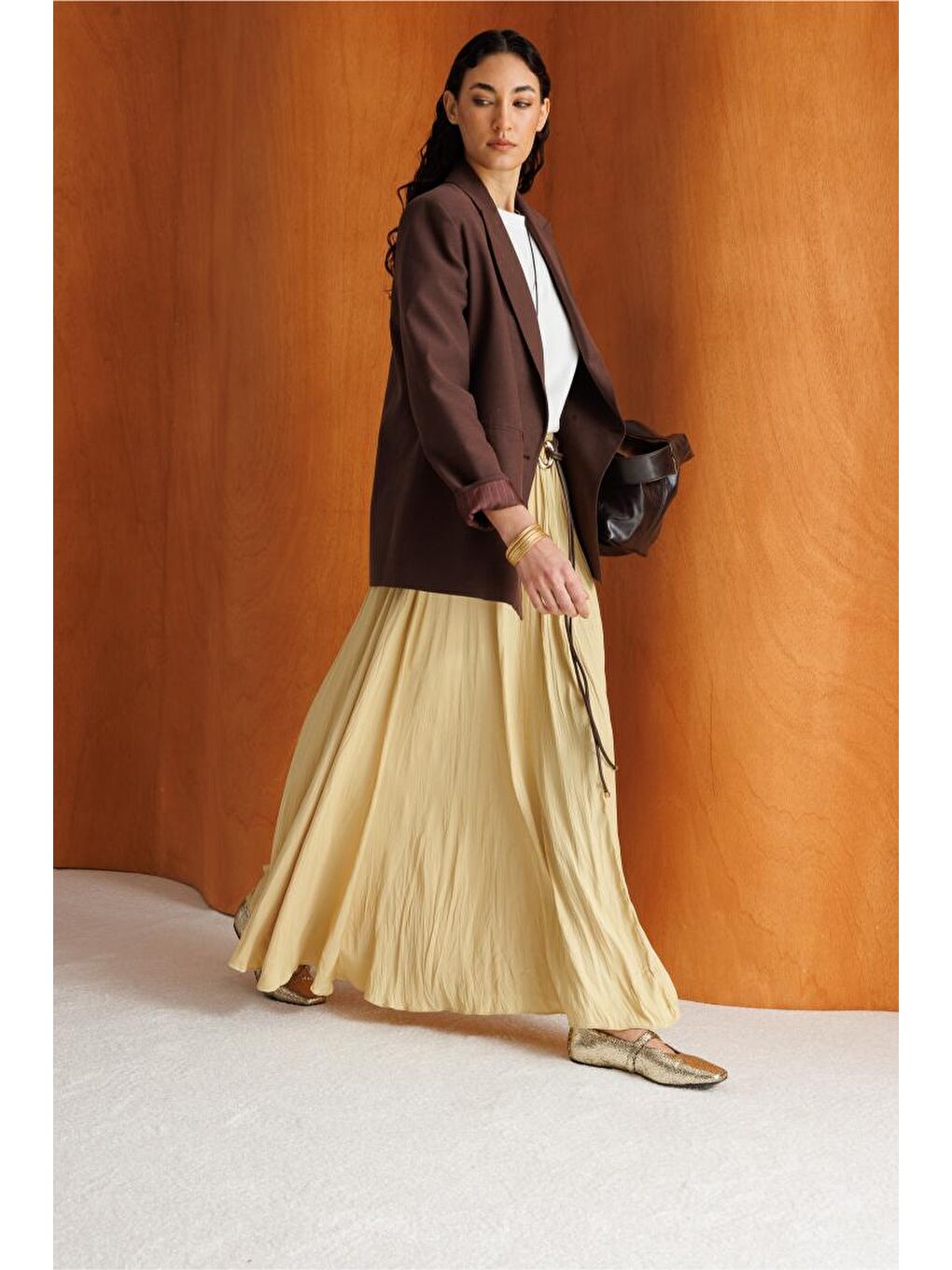 Sarı Kırışık Görünümlü Saten Maksi Etek-1