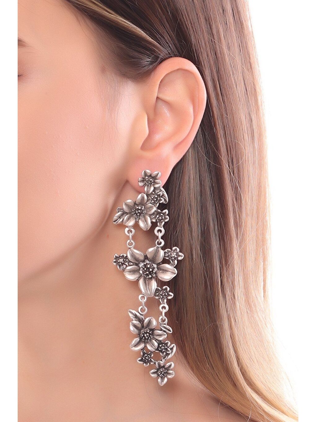 Gri Kadın Antik Gümüş Kaplama Çivili Çiçek Stilizesi Küpe-1