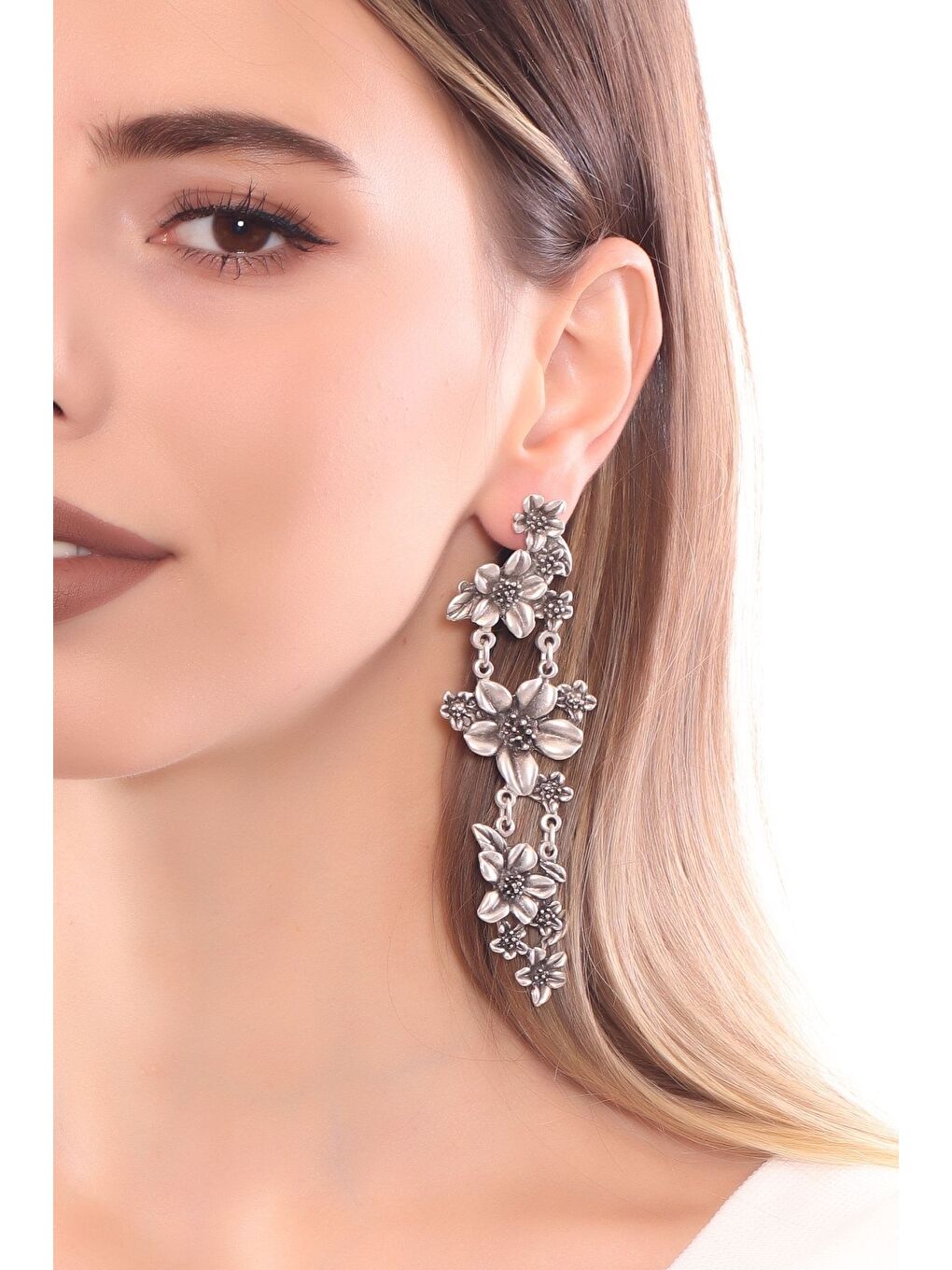 Gri Kadın Antik Gümüş Kaplama Çivili Çiçek Stilizesi Küpe-2