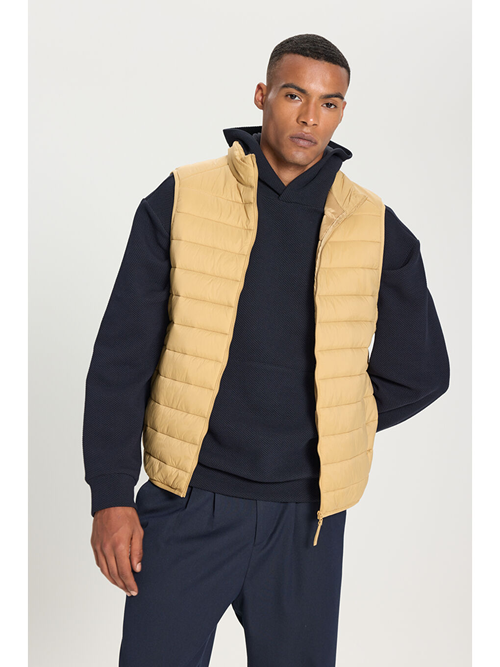 Erkek Sarı Rüzgar Geçirmez Taşınabilir Çantalı Sıcak Tutan Elyaf Dolgulu Ultra Hafif Standart Fit Şişme Yelek-2