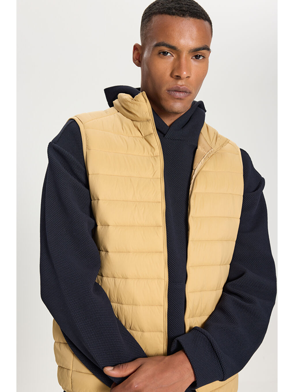 Erkek Sarı Rüzgar Geçirmez Taşınabilir Çantalı Sıcak Tutan Elyaf Dolgulu Ultra Hafif Standart Fit Şişme Yelek-4