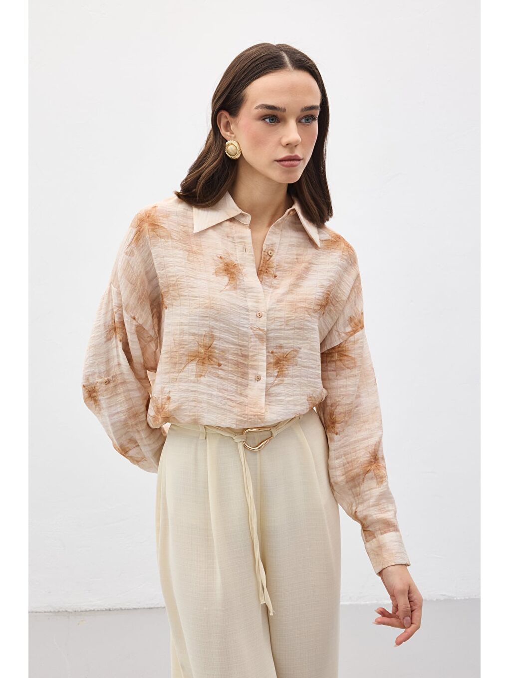 Kahverengi Kolu Katlamalı İnce Gömlek - Kahve-1