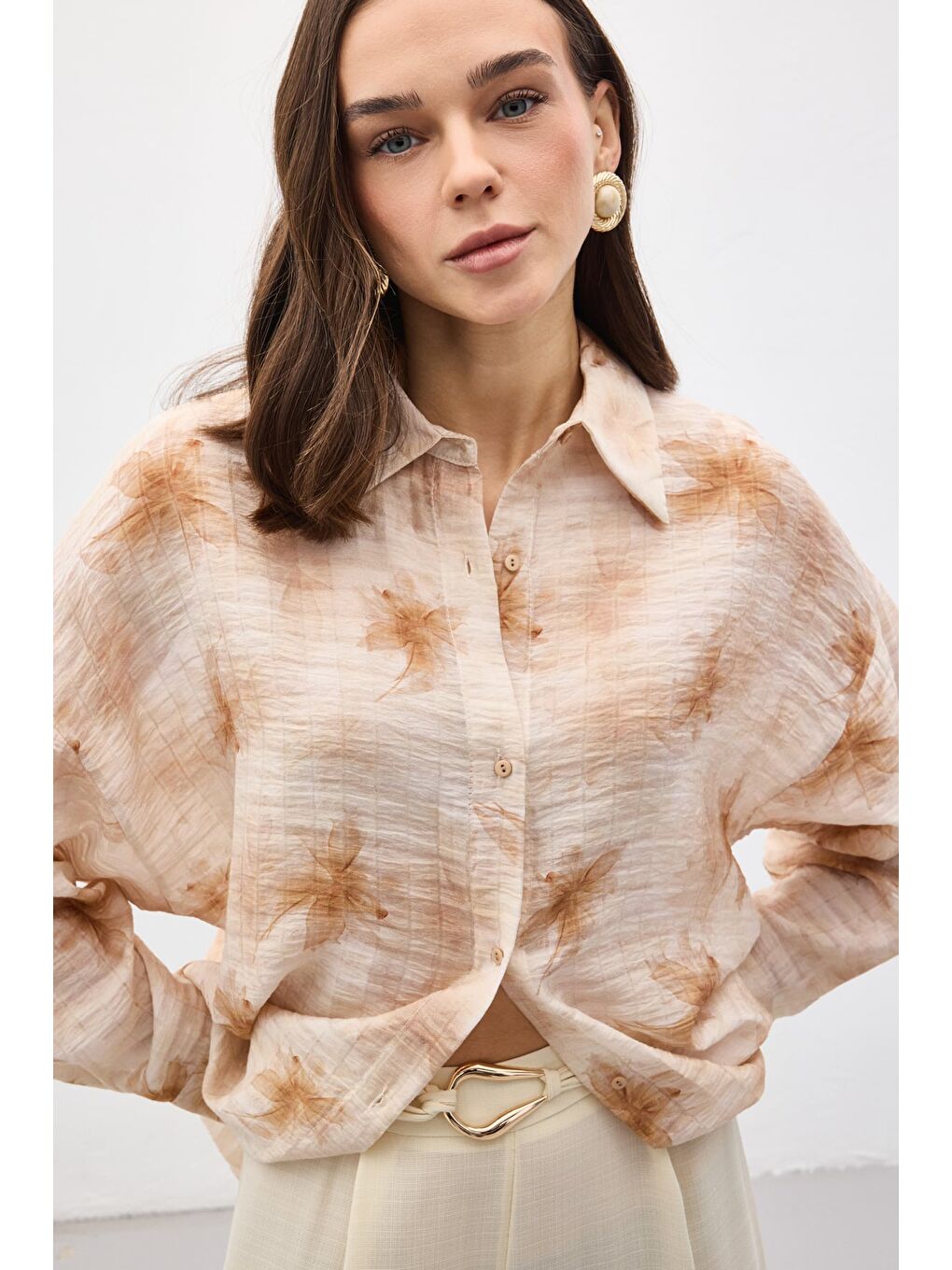 Kahverengi Kolu Katlamalı İnce Gömlek - Kahve-4