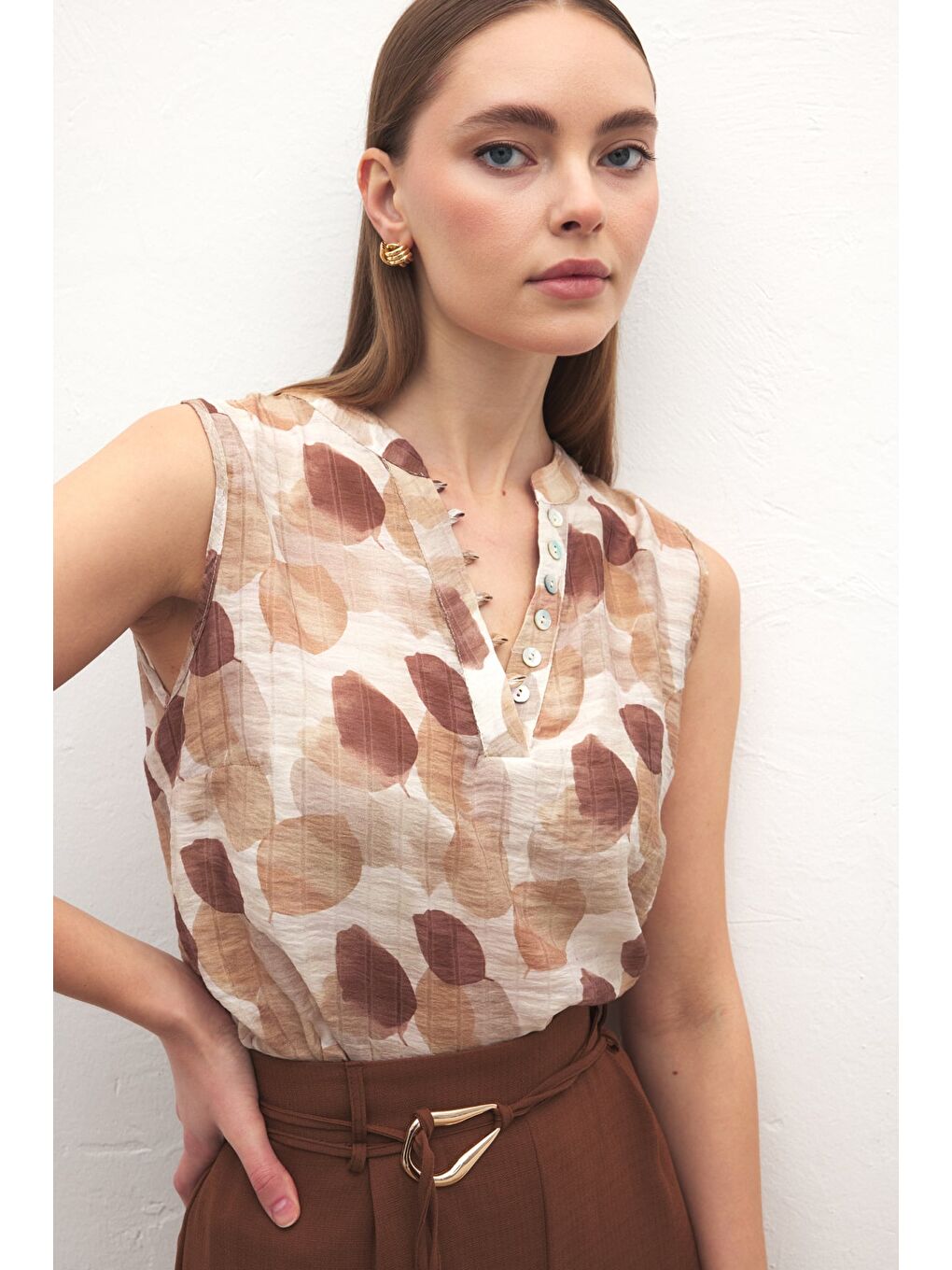 Kahverengi Kolsuz V Yaka Bluz - Kahve