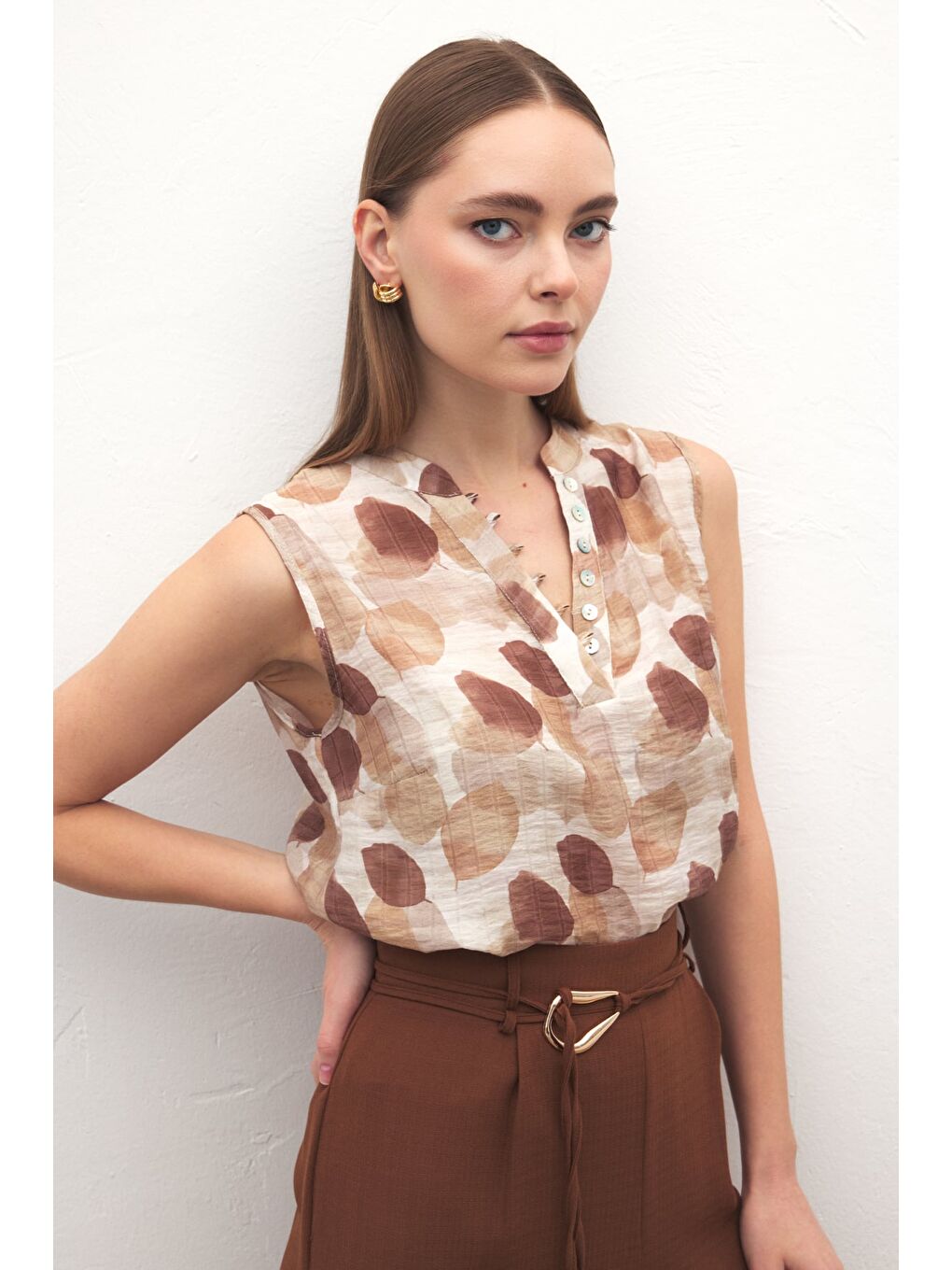 Kahverengi Kolsuz V Yaka Bluz - Kahve-5