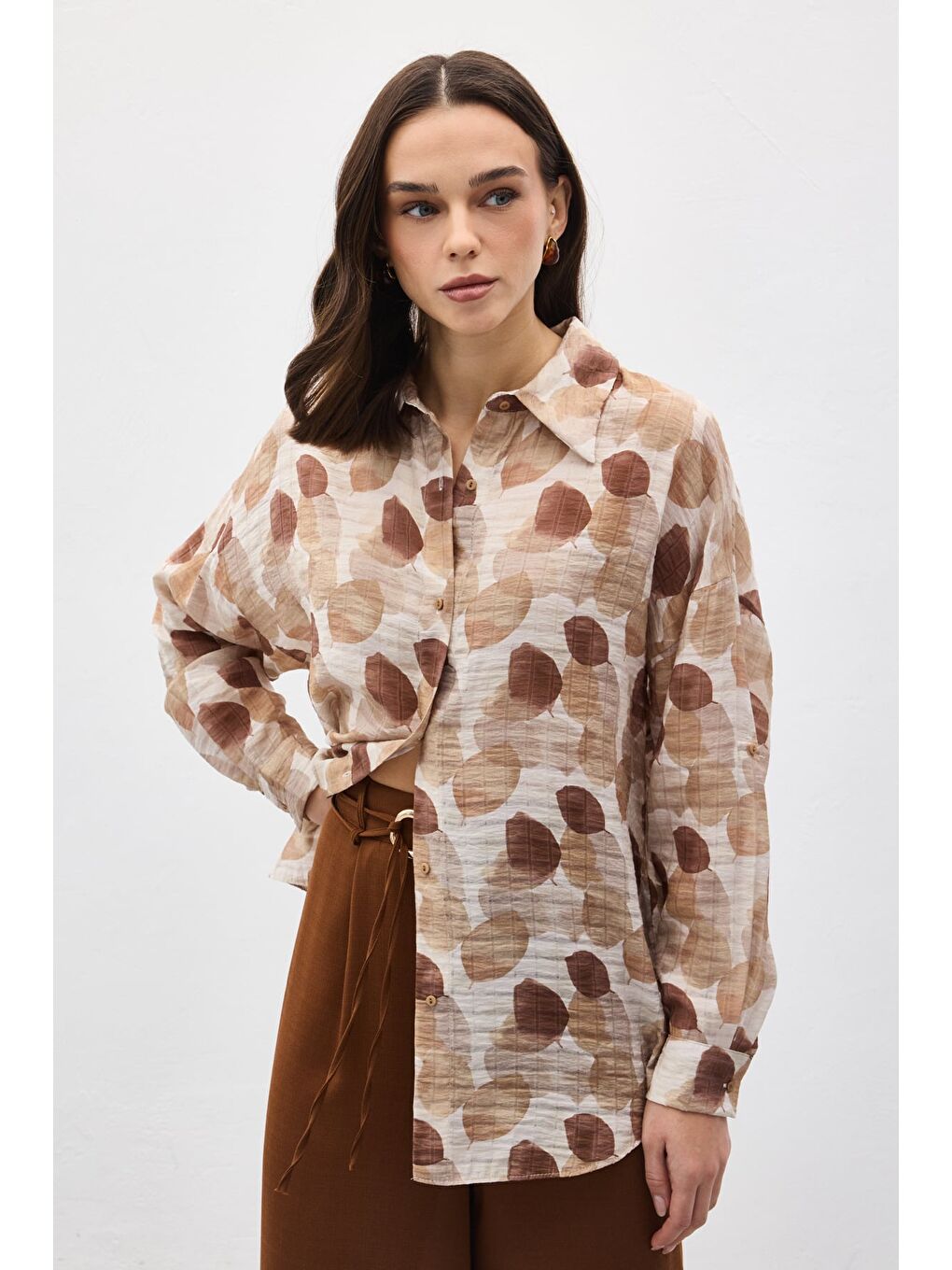 Kahverengi Kolu Katlamalı İnce Gömlek - Kahve