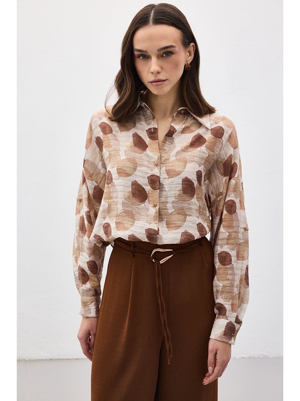 Kahverengi Kolu Katlamalı İnce Gömlek - Kahve-1