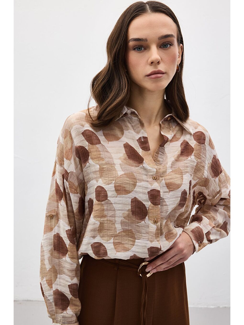 Kahverengi Kolu Katlamalı İnce Gömlek - Kahve-2