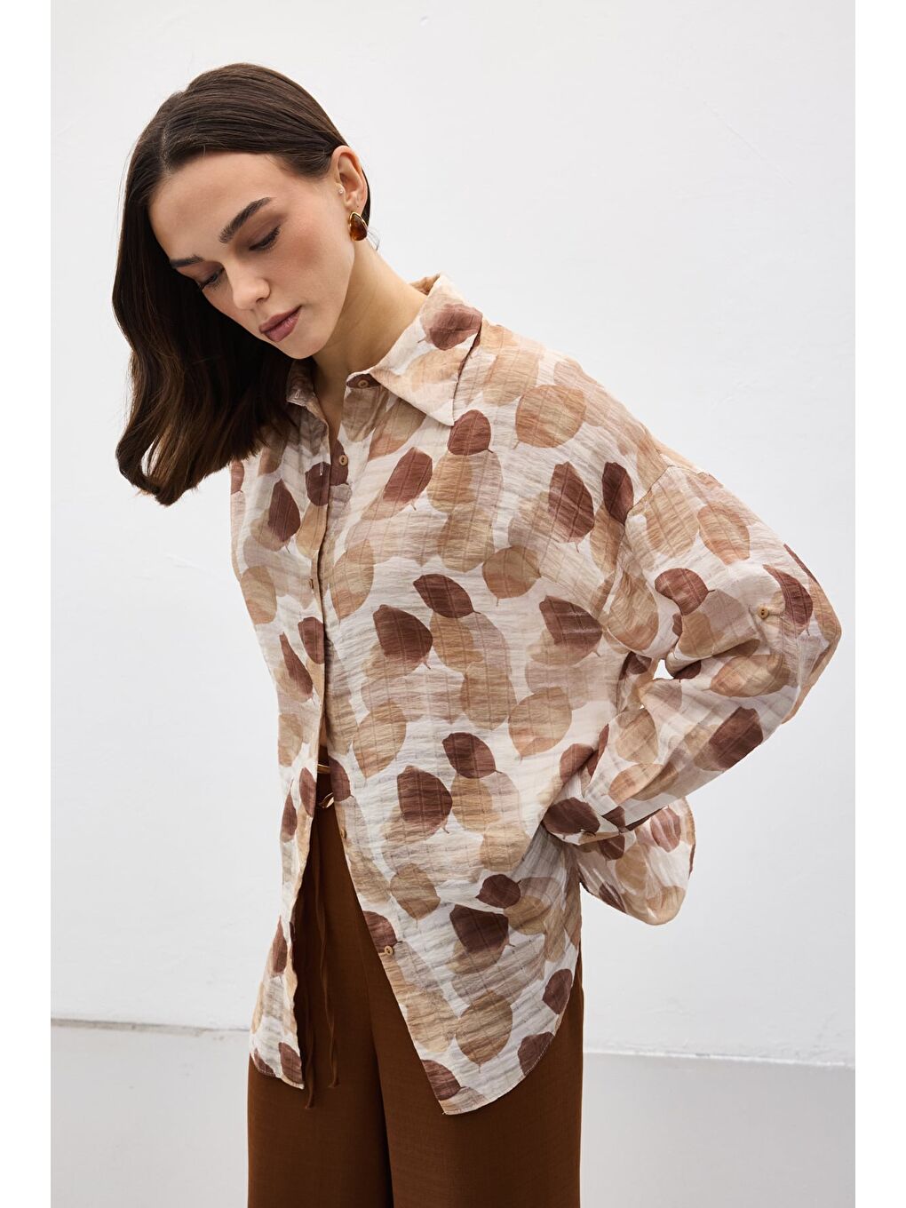 Kahverengi Kolu Katlamalı İnce Gömlek - Kahve-3