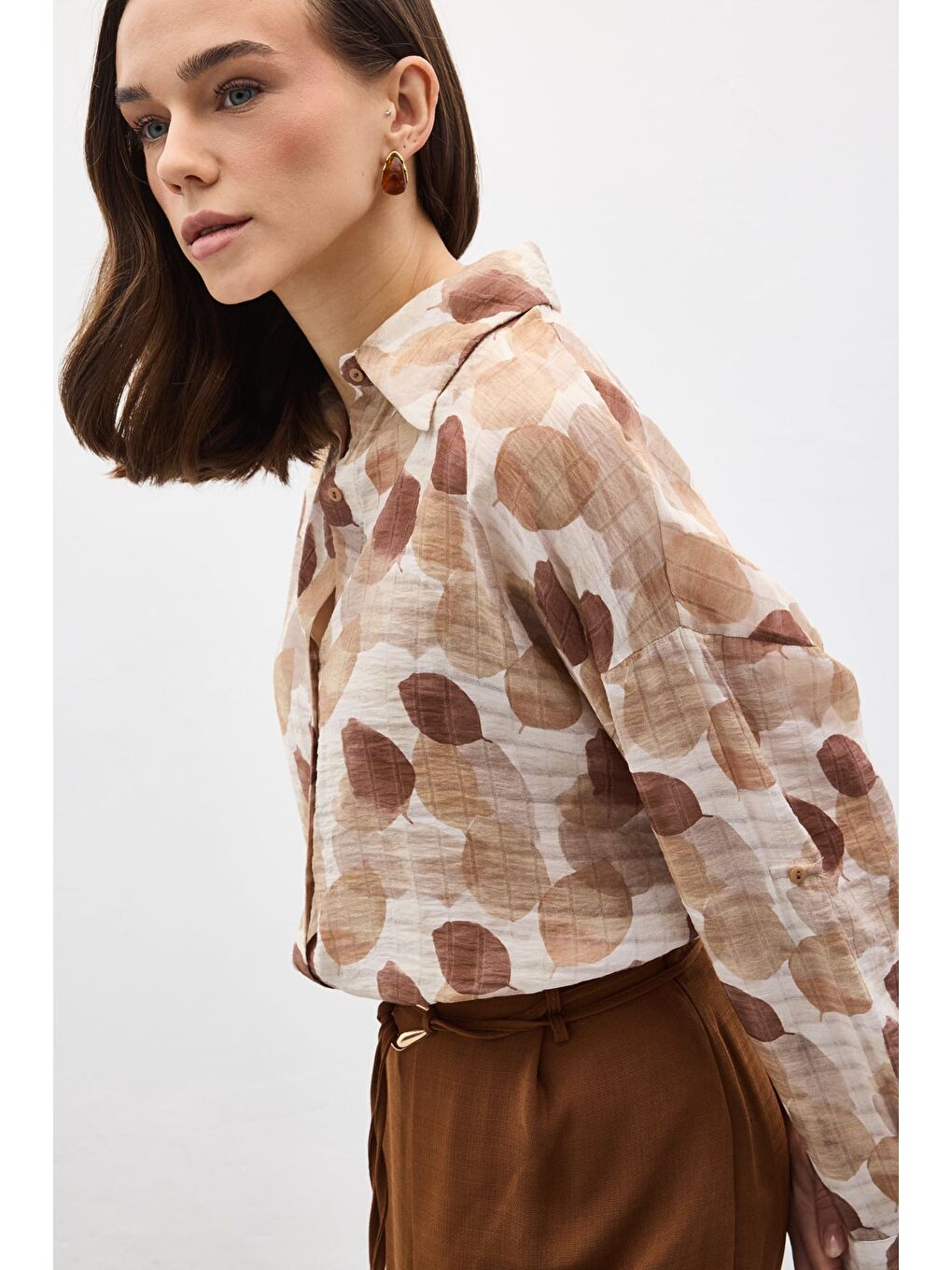 Kahverengi Kolu Katlamalı İnce Gömlek - Kahve-4