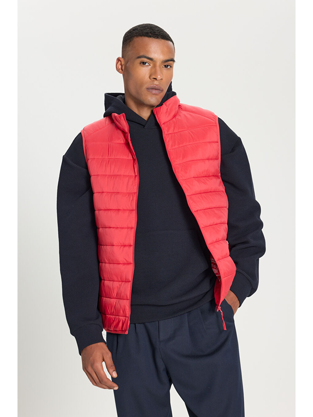 Erkek Kırmızı Rüzgar Geçirmez Taşınabilir Çantalı Sıcak Tutan Elyaf Dolgulu Ultra Hafif Standart Fit Şişme Yelek-2