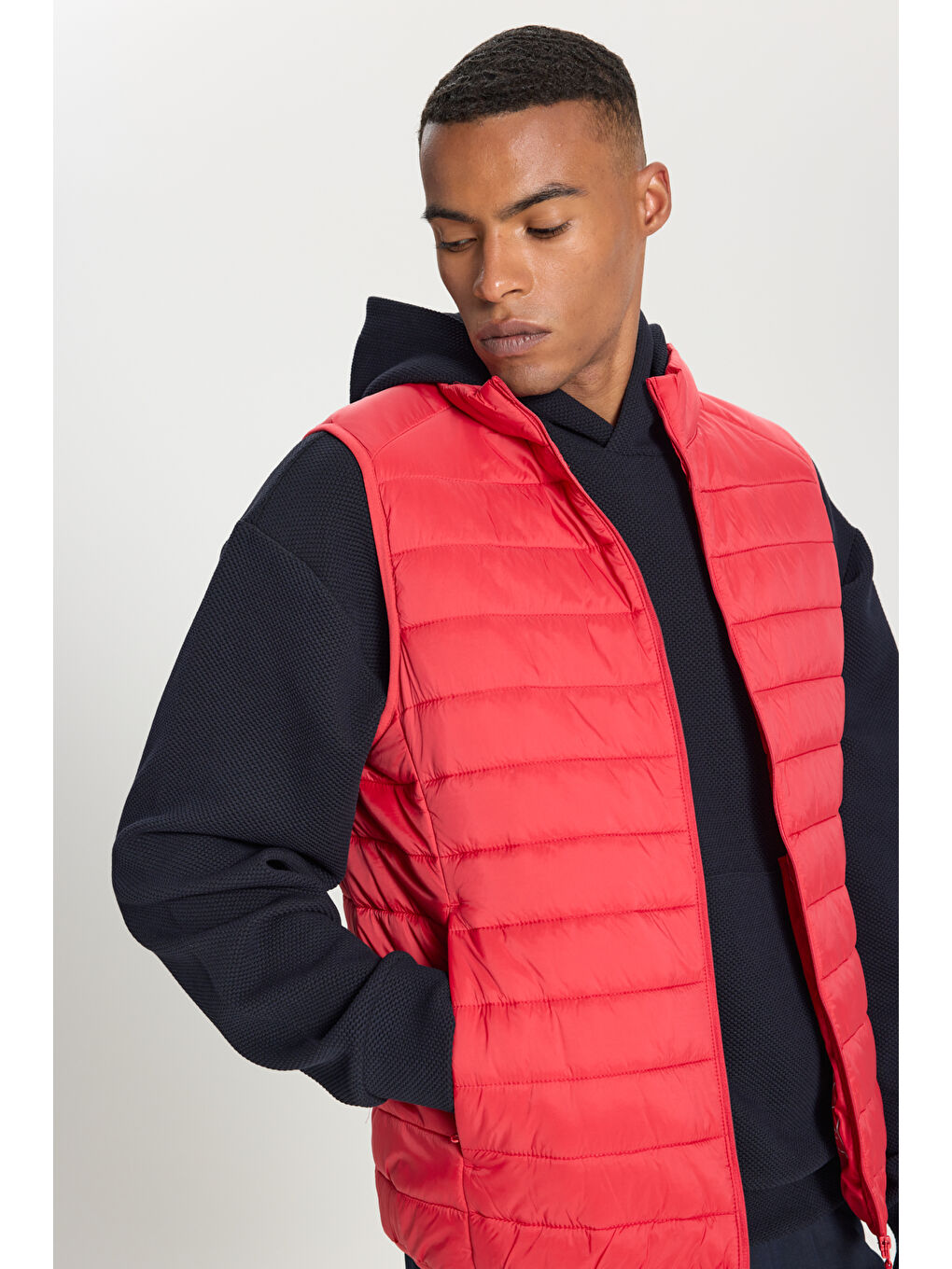 Erkek Kırmızı Rüzgar Geçirmez Taşınabilir Çantalı Sıcak Tutan Elyaf Dolgulu Ultra Hafif Standart Fit Şişme Yelek-4