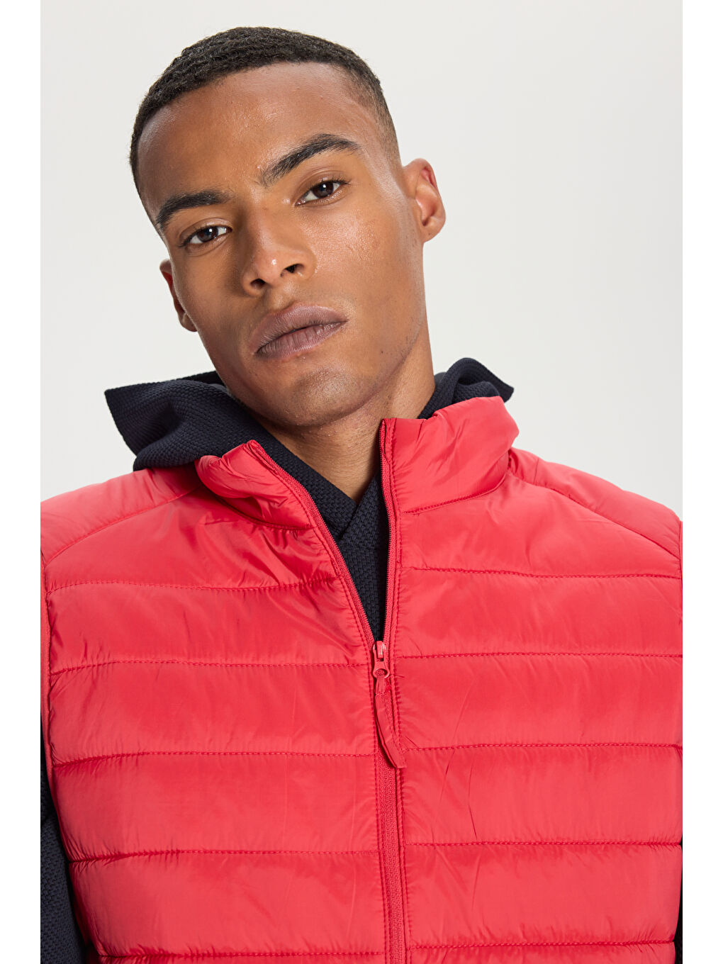 Erkek Kırmızı Rüzgar Geçirmez Taşınabilir Çantalı Sıcak Tutan Elyaf Dolgulu Ultra Hafif Standart Fit Şişme Yelek-5