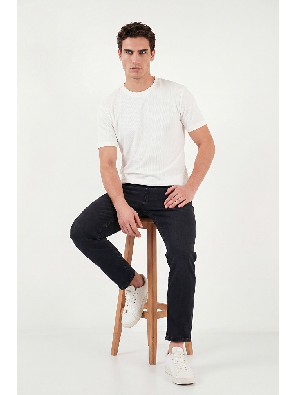 Beyaz Regular Fit Çizgili Dokulu Bisiklet Yaka T Shirt 5904023-3