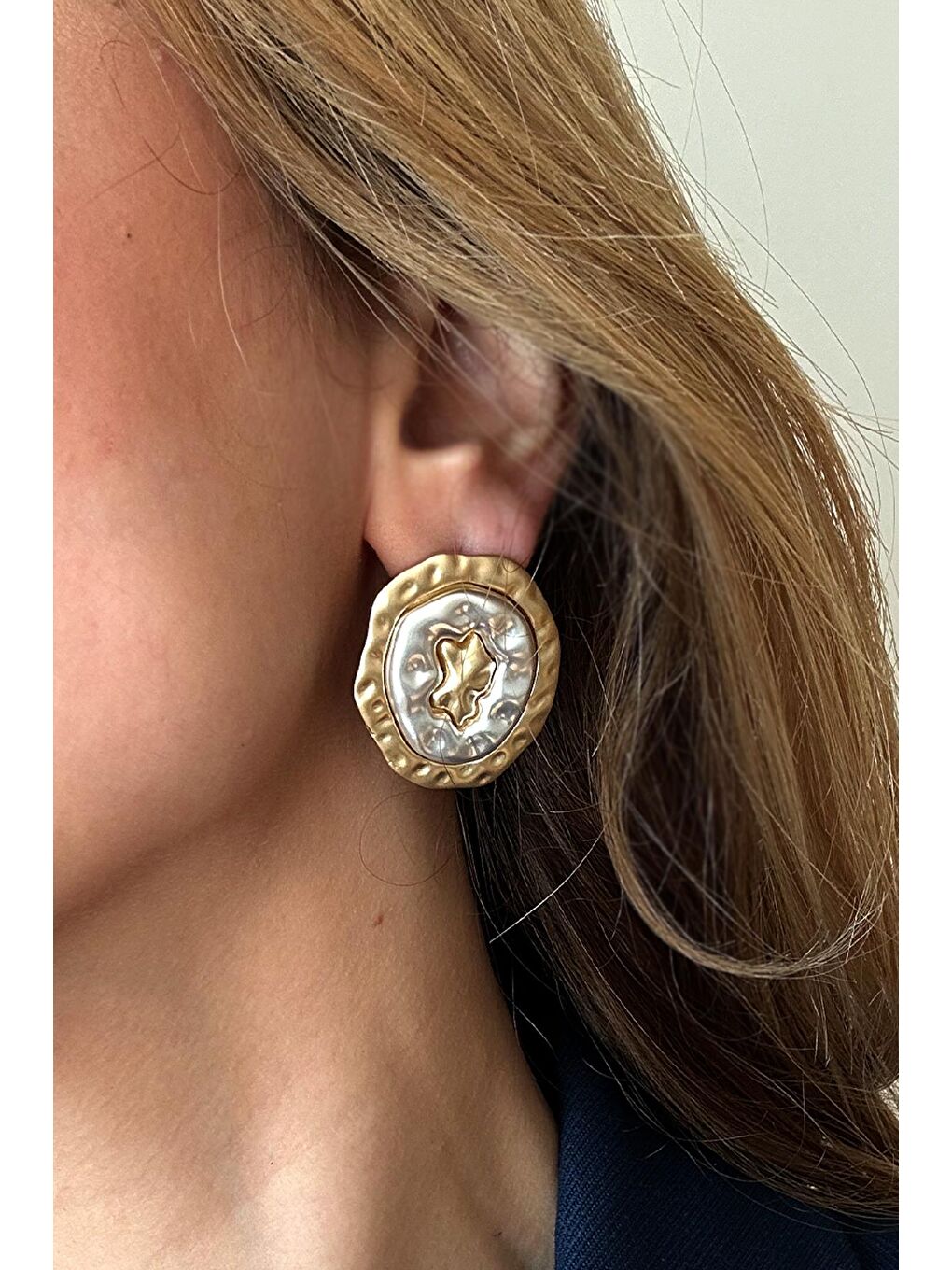 Sarı Altın ve Gümüş Detaylı Donut Küpe-4