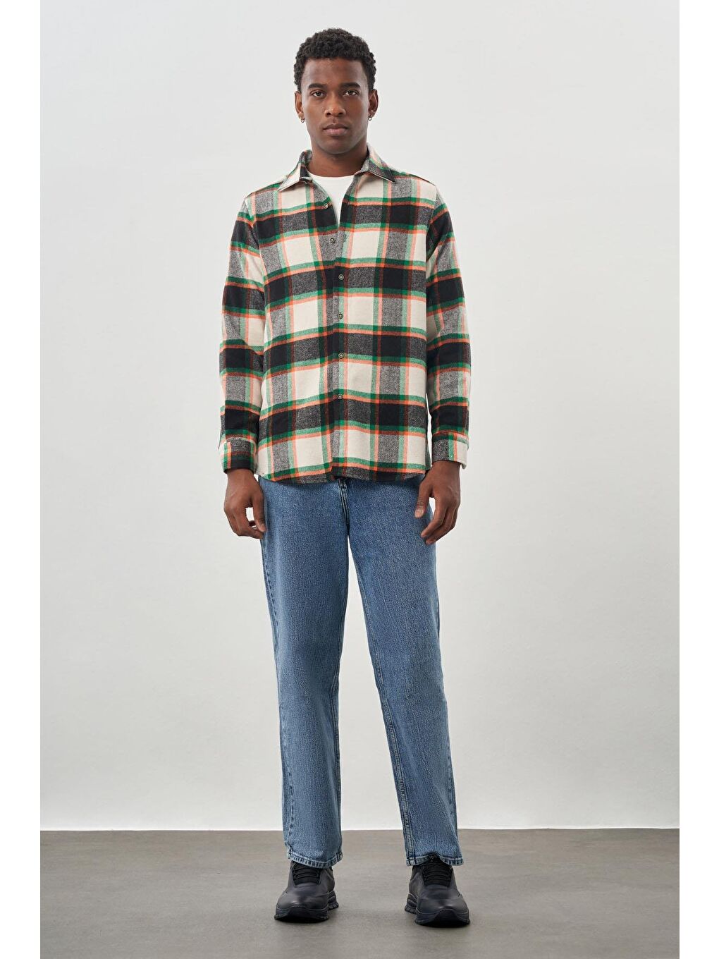 Siyah Yünlü Ekose Desen Yumuşak Yaka Cepsiz Uzun Kol Casual Comfort Fit Gömlek 1004245227-1