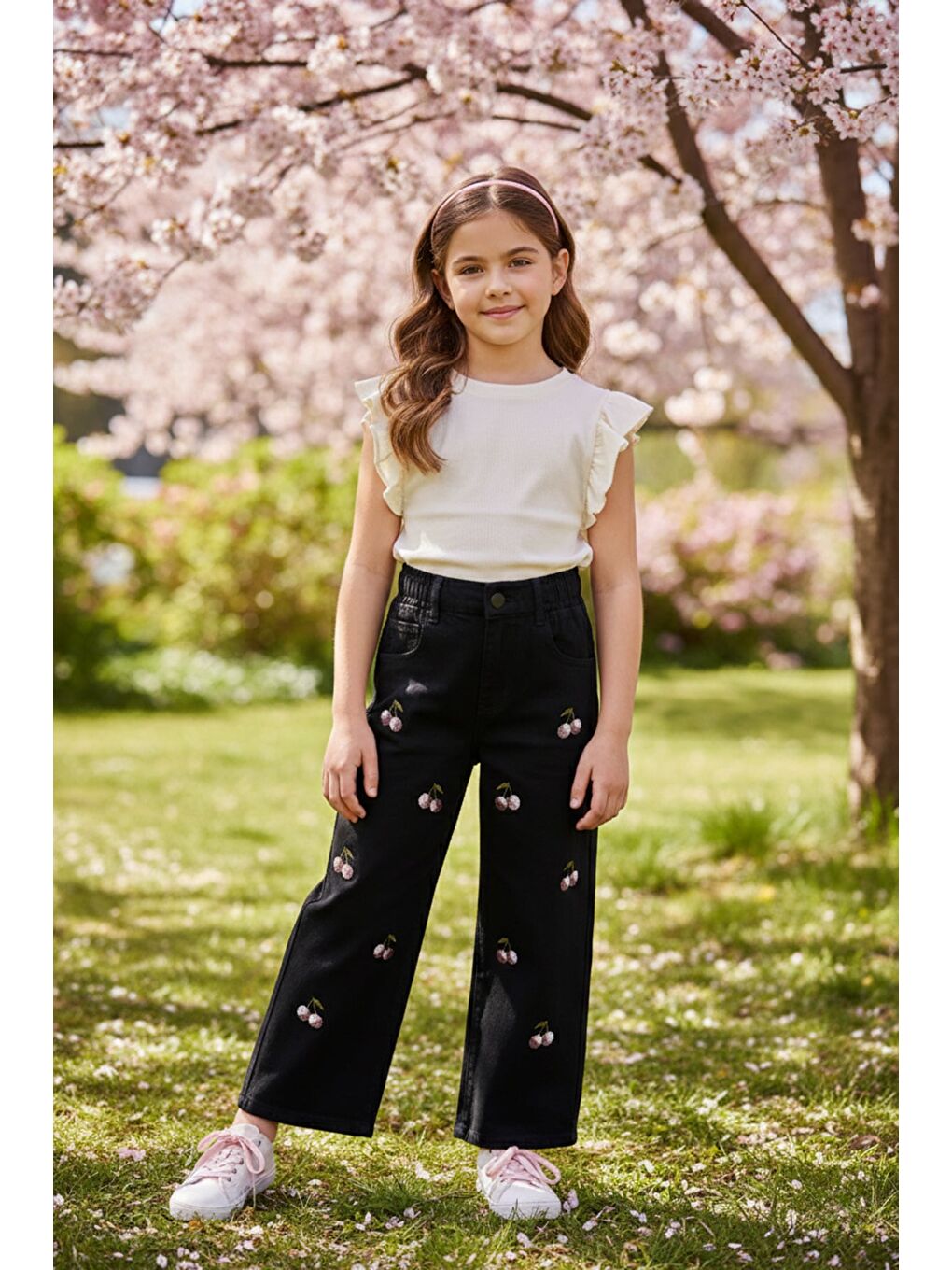 Siyah Beli Lastikli Pullu Kiraz Nakışlı Kız Çocuk Pantolon