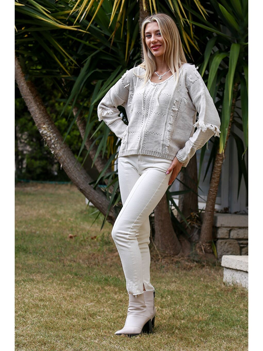 Ekru V Yaka Uzun Kol Püsküllü Triko Casual Kazak-2