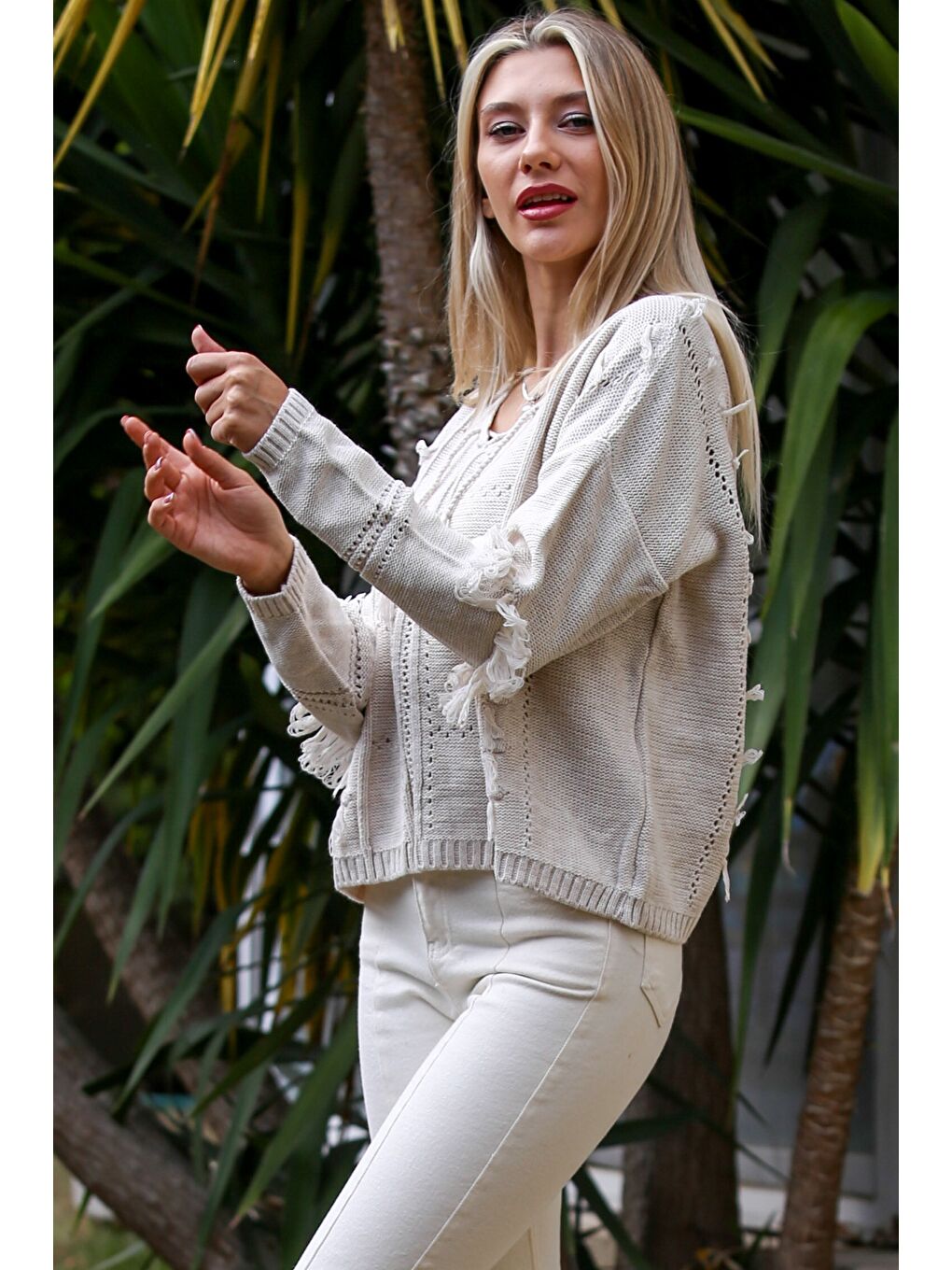 Ekru V Yaka Uzun Kol Püsküllü Triko Casual Kazak-3