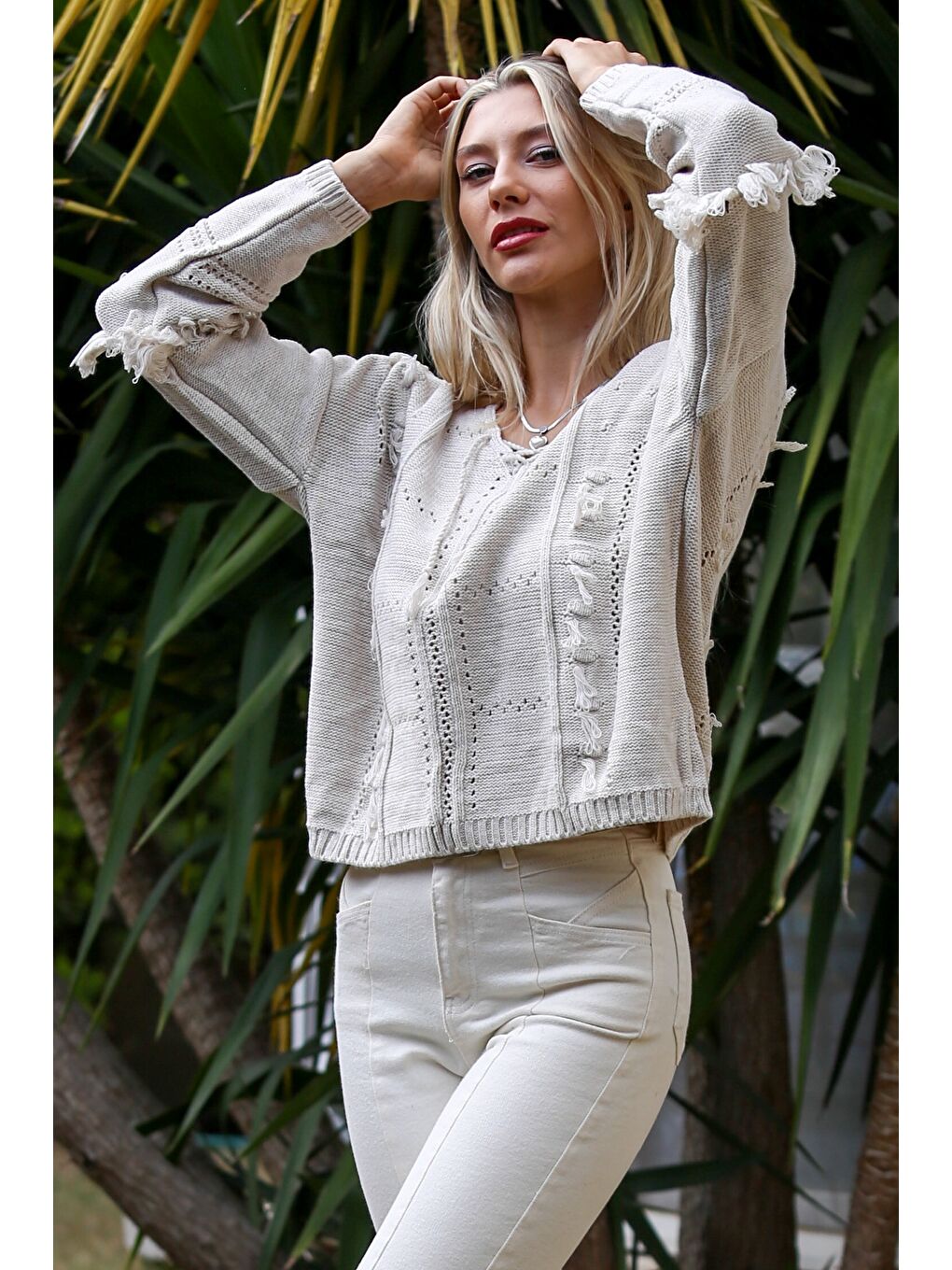 Ekru V Yaka Uzun Kol Püsküllü Triko Casual Kazak-4