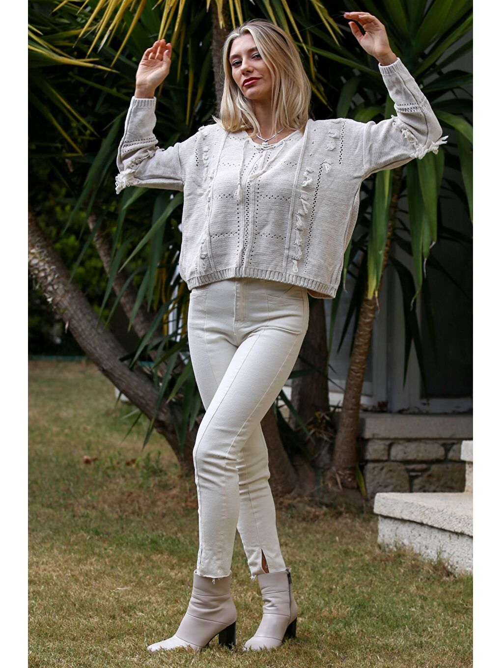 Ekru V Yaka Uzun Kol Püsküllü Triko Casual Kazak-5