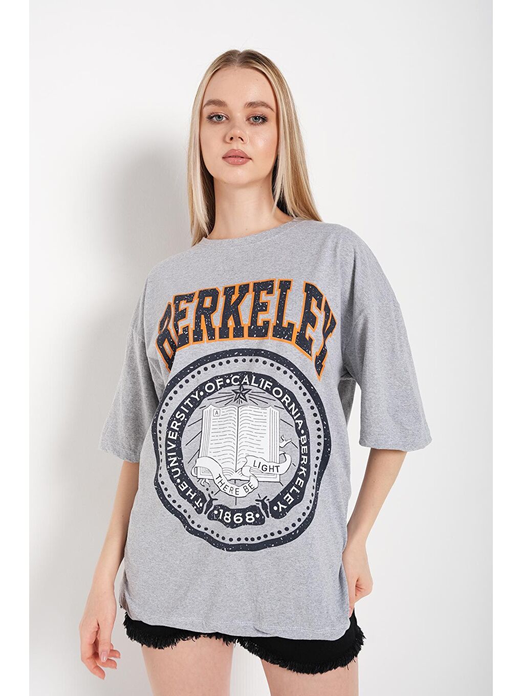 Trendseninle Gri Kadın Oversize Berkeley Baskılı Tişört