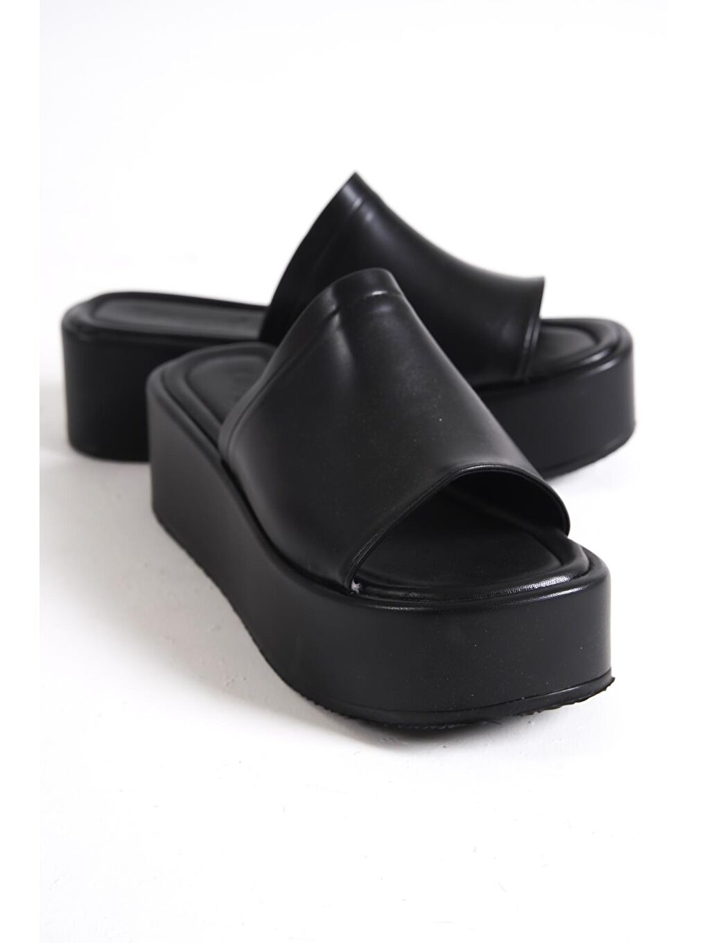 Siyah Tek Kalın Bantlı Dolgu Topuklu Kadın Sandalet