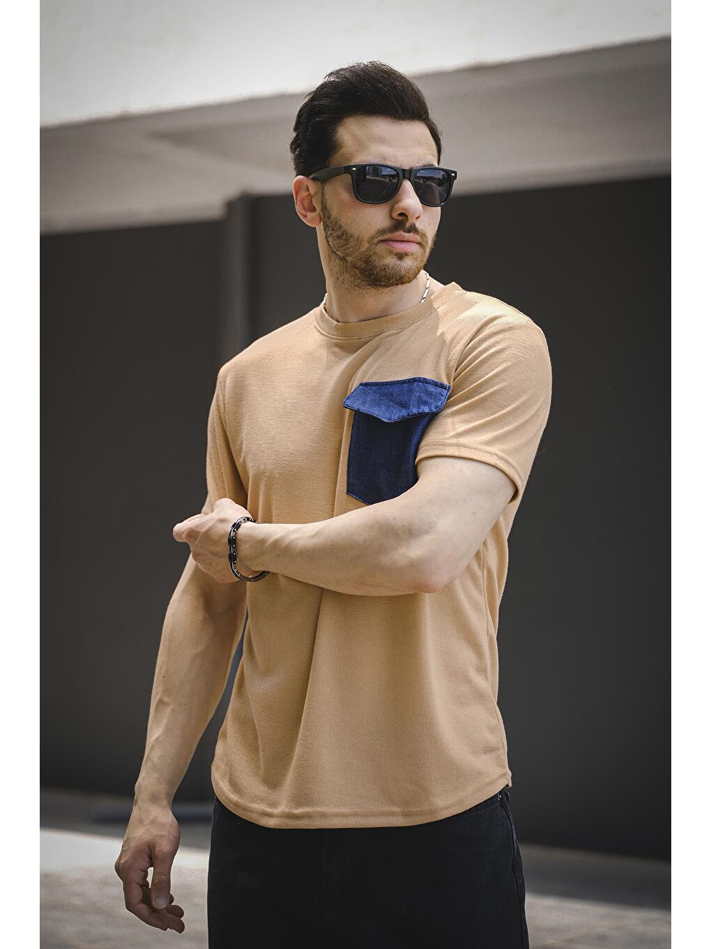 Bej Kapaklı Kot Cepli Erkek Tişört-1