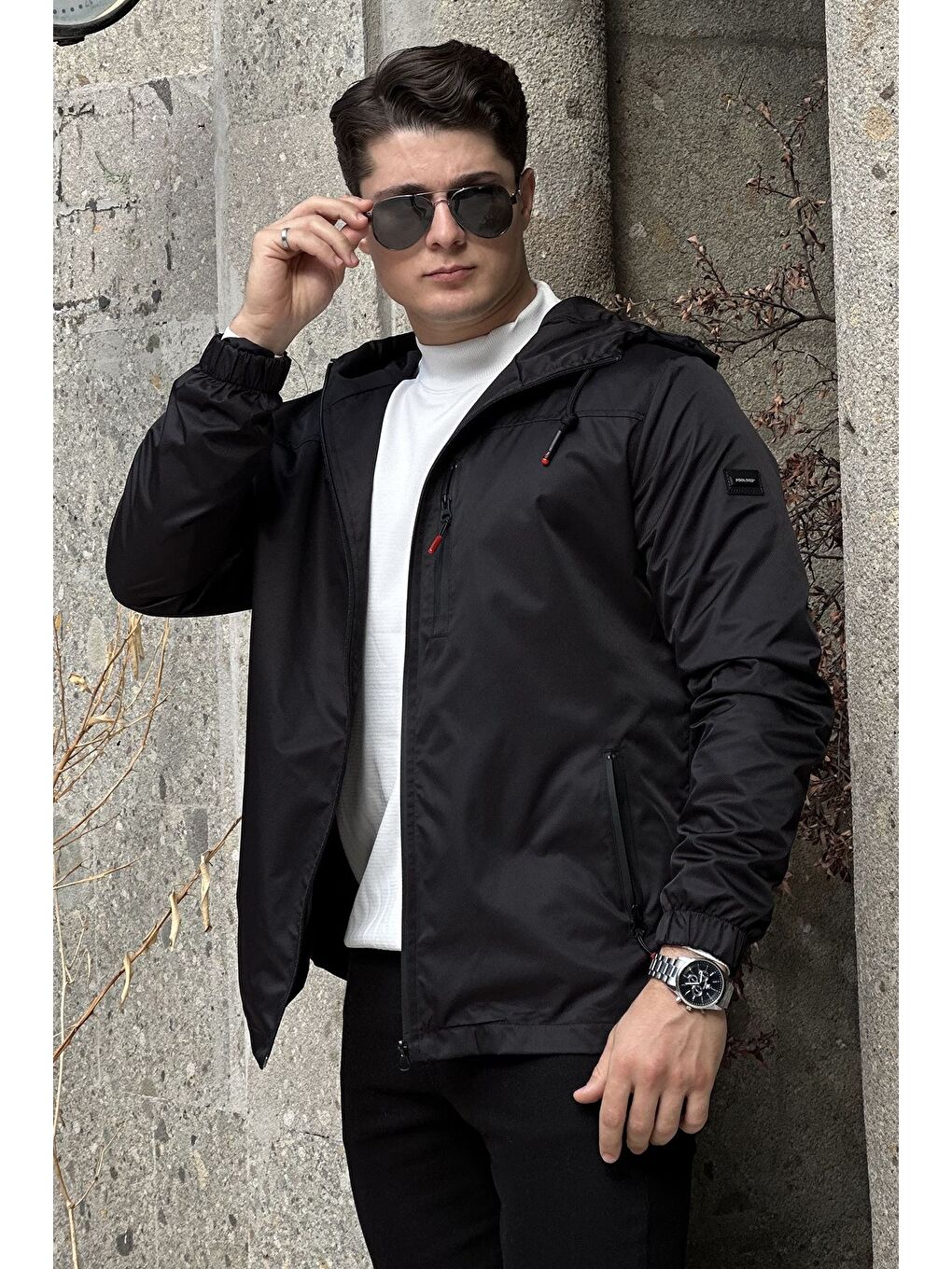 Siyah Erkek İç Astarlı Kapüşonlu Amblem Detaylı Mevsimlik Mont-1