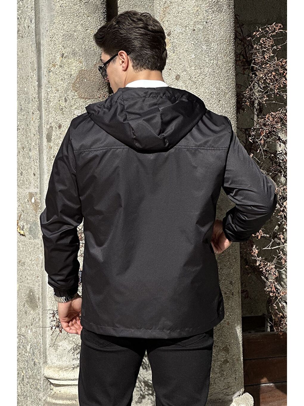 Siyah Erkek İç Astarlı Kapüşonlu Amblem Detaylı Mevsimlik Mont-2