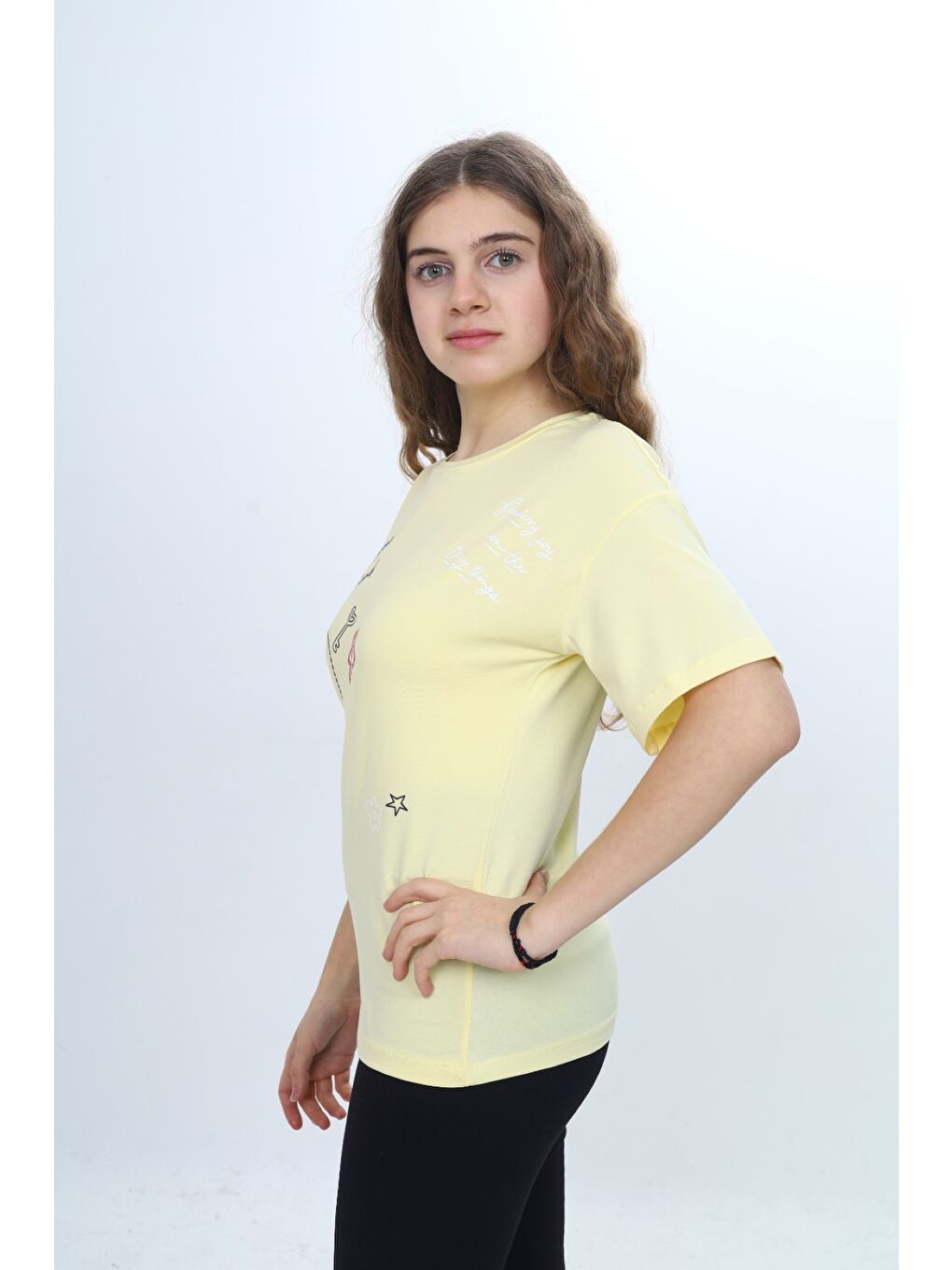 Sarı Kız Çocuk Bisiklet Yaka Düşük Omuz Kısa Kollu Kalp Nakışlı Baskılı Tişört  24969-2