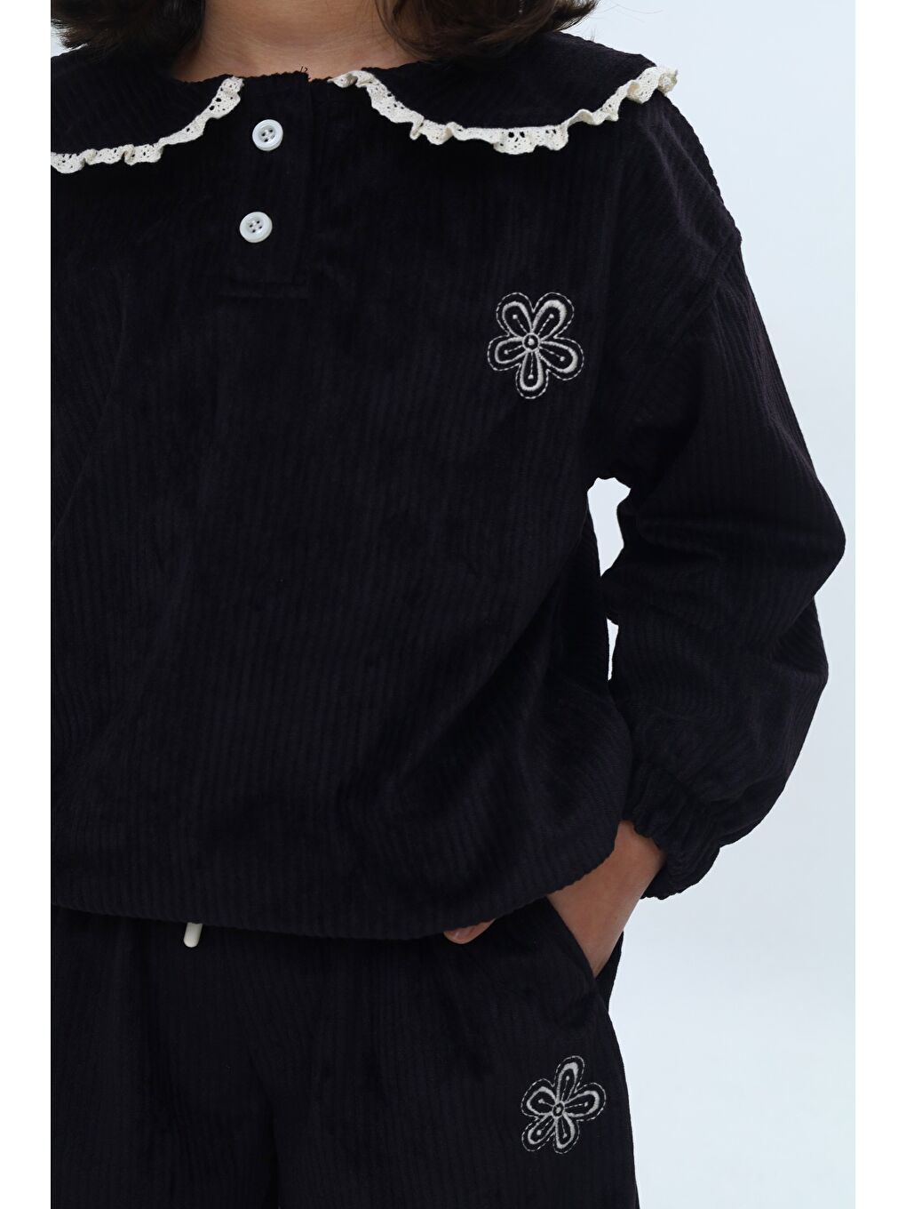 Siyah Kız Çocuk 2'li Takım Yakası Güpürlü Nakışlı Sweatshirt & Beli Lastikli Bol Paça Eşofman Altı - Düğüm-4