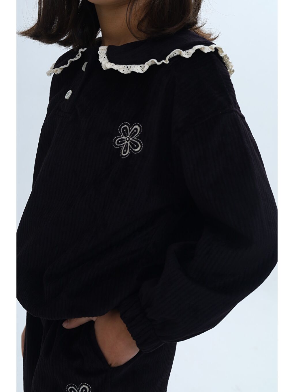 Siyah Kız Çocuk 2'li Takım Yakası Güpürlü Nakışlı Sweatshirt & Beli Lastikli Bol Paça Eşofman Altı - Düğüm-5