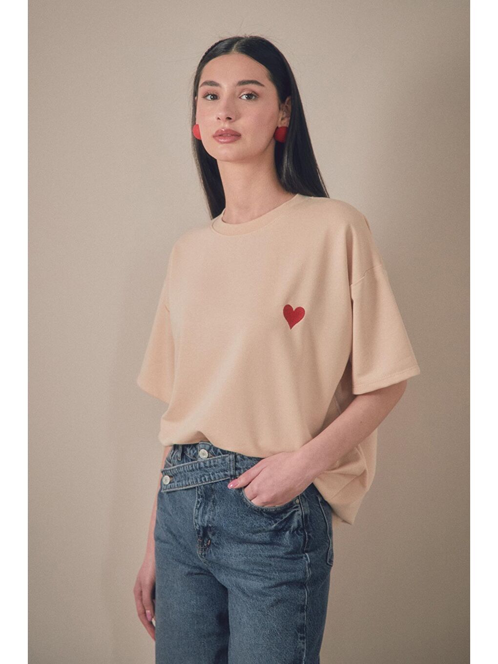 Bej Kalp Nakışlı Oversize Tişört