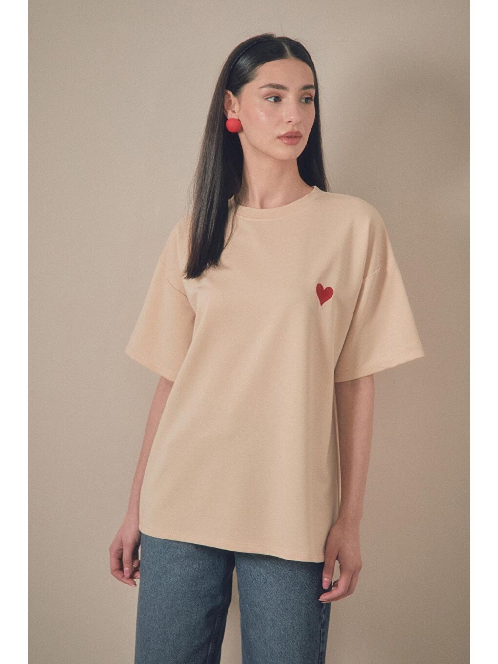 Bej Kalp Nakışlı Oversize Tişört-1