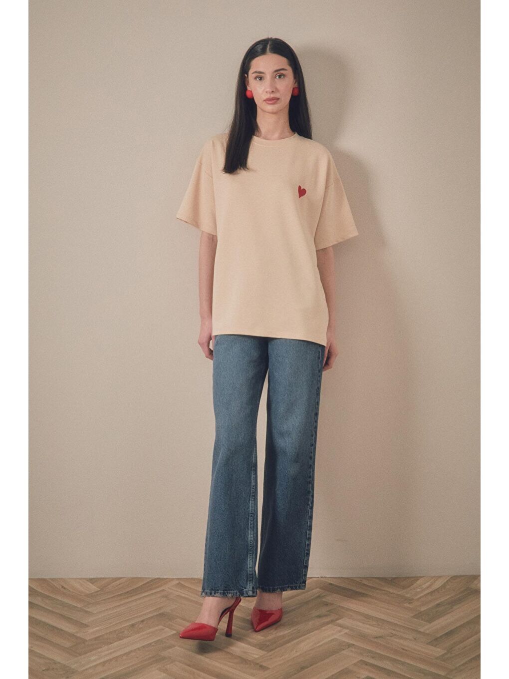 Bej Kalp Nakışlı Oversize Tişört-2