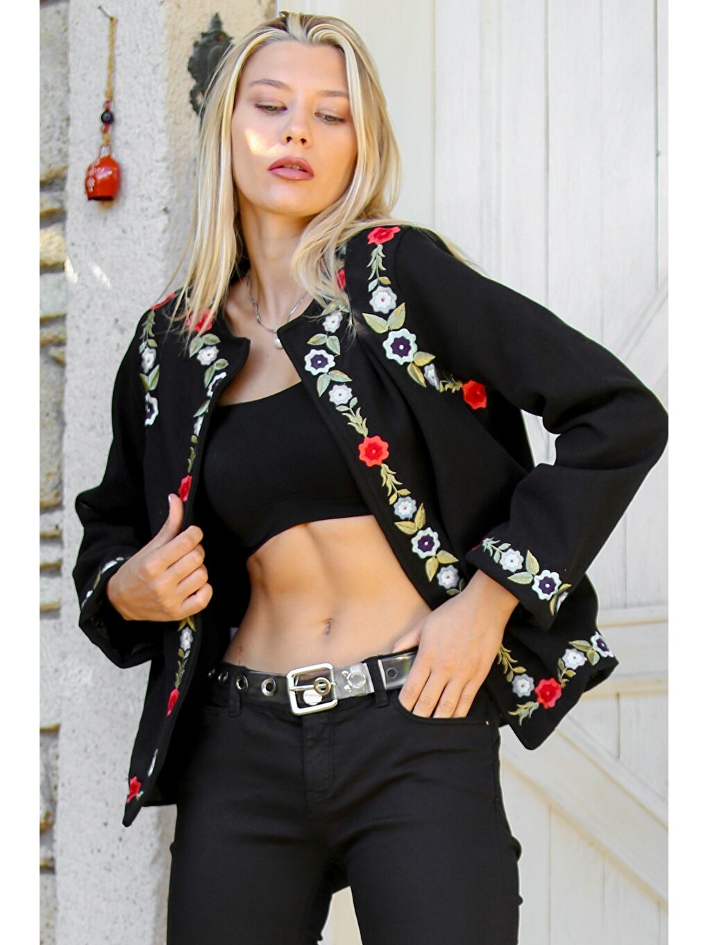 Siyah Yuvarlak Yaka Uzun Kol Yaka Ve Kol Ucu Nakışlı Dokuma Casual Ceket