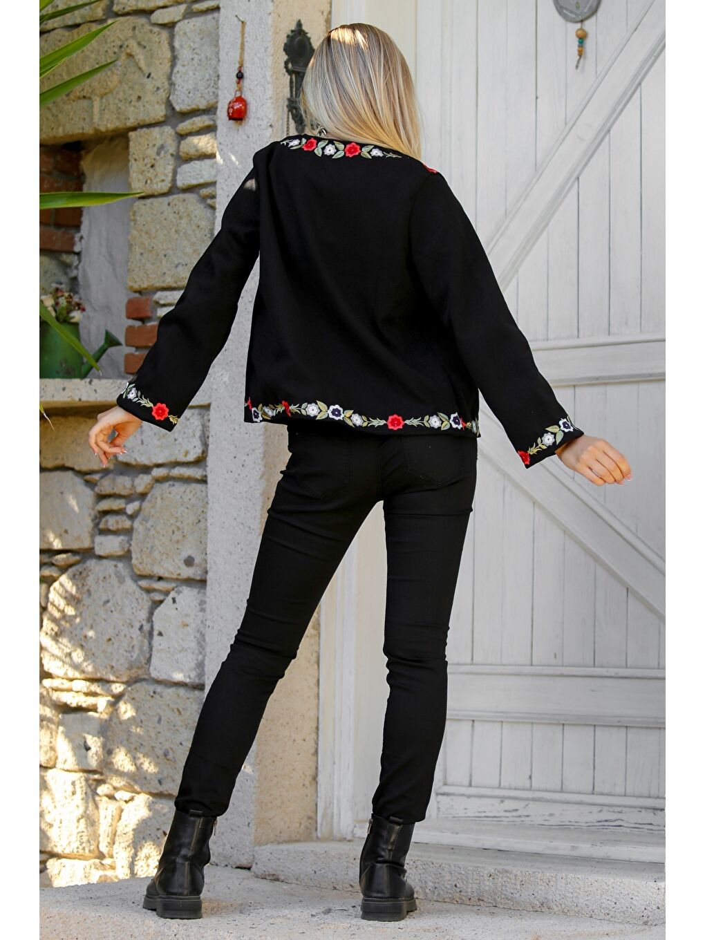 Siyah Yuvarlak Yaka Uzun Kol Yaka Ve Kol Ucu Nakışlı Dokuma Casual Ceket-1