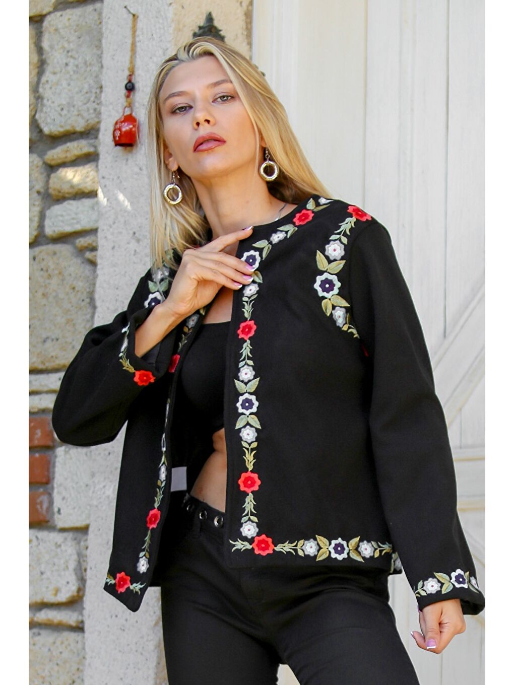 Siyah Yuvarlak Yaka Uzun Kol Yaka Ve Kol Ucu Nakışlı Dokuma Casual Ceket-2