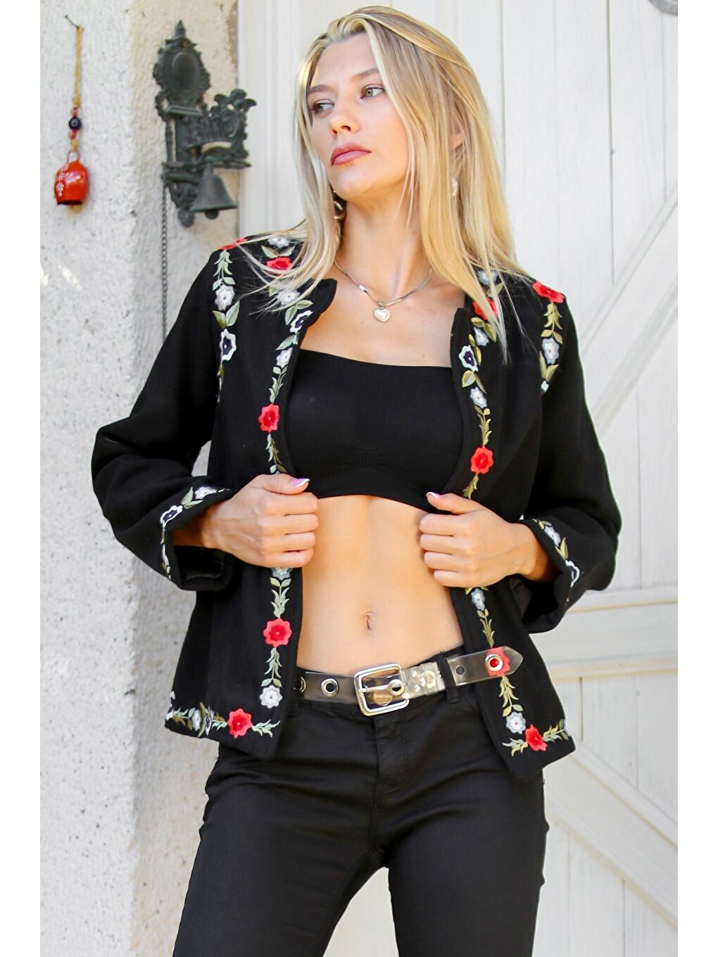 Siyah Yuvarlak Yaka Uzun Kol Yaka Ve Kol Ucu Nakışlı Dokuma Casual Ceket-4