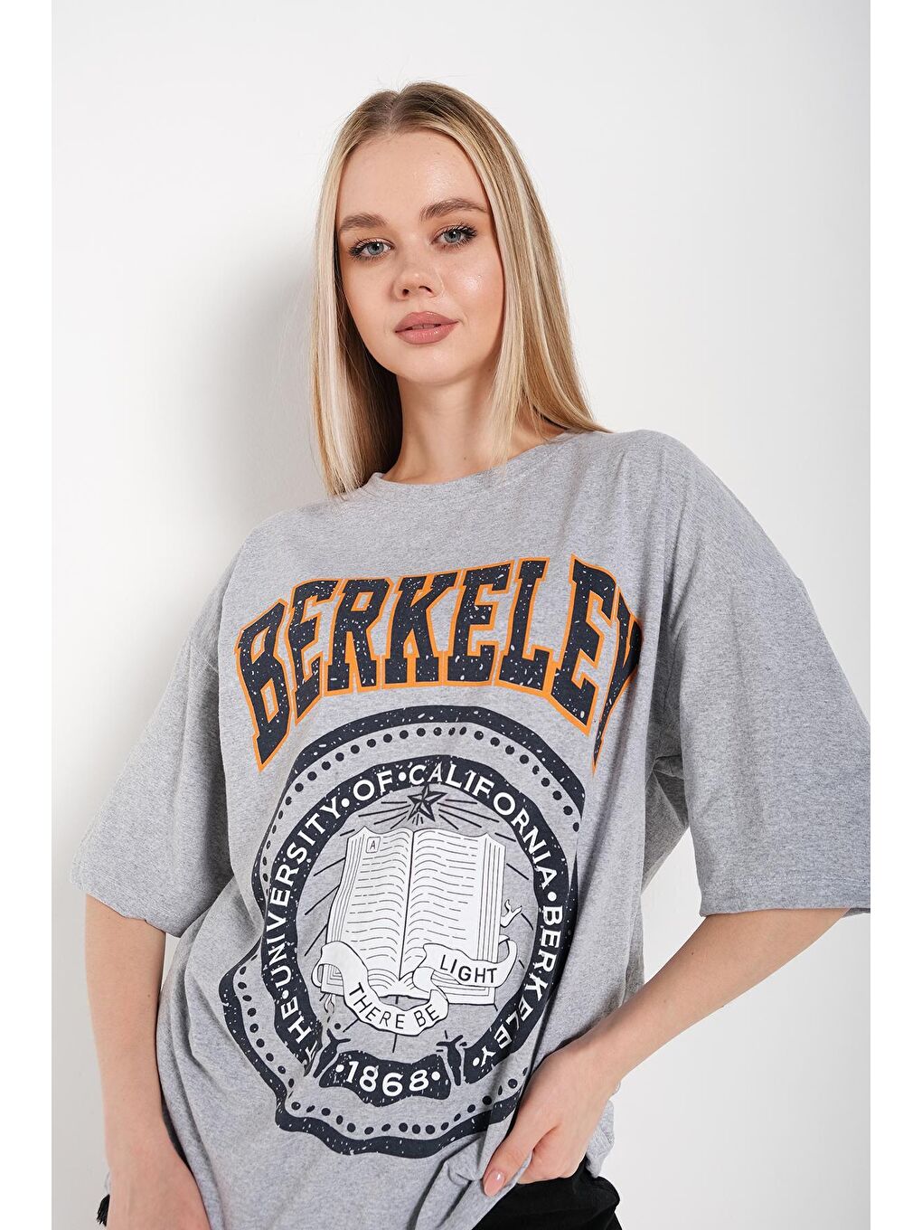 Trendseninle Gri Kadın Gri Oversize Berkeley Baskılı Tişört