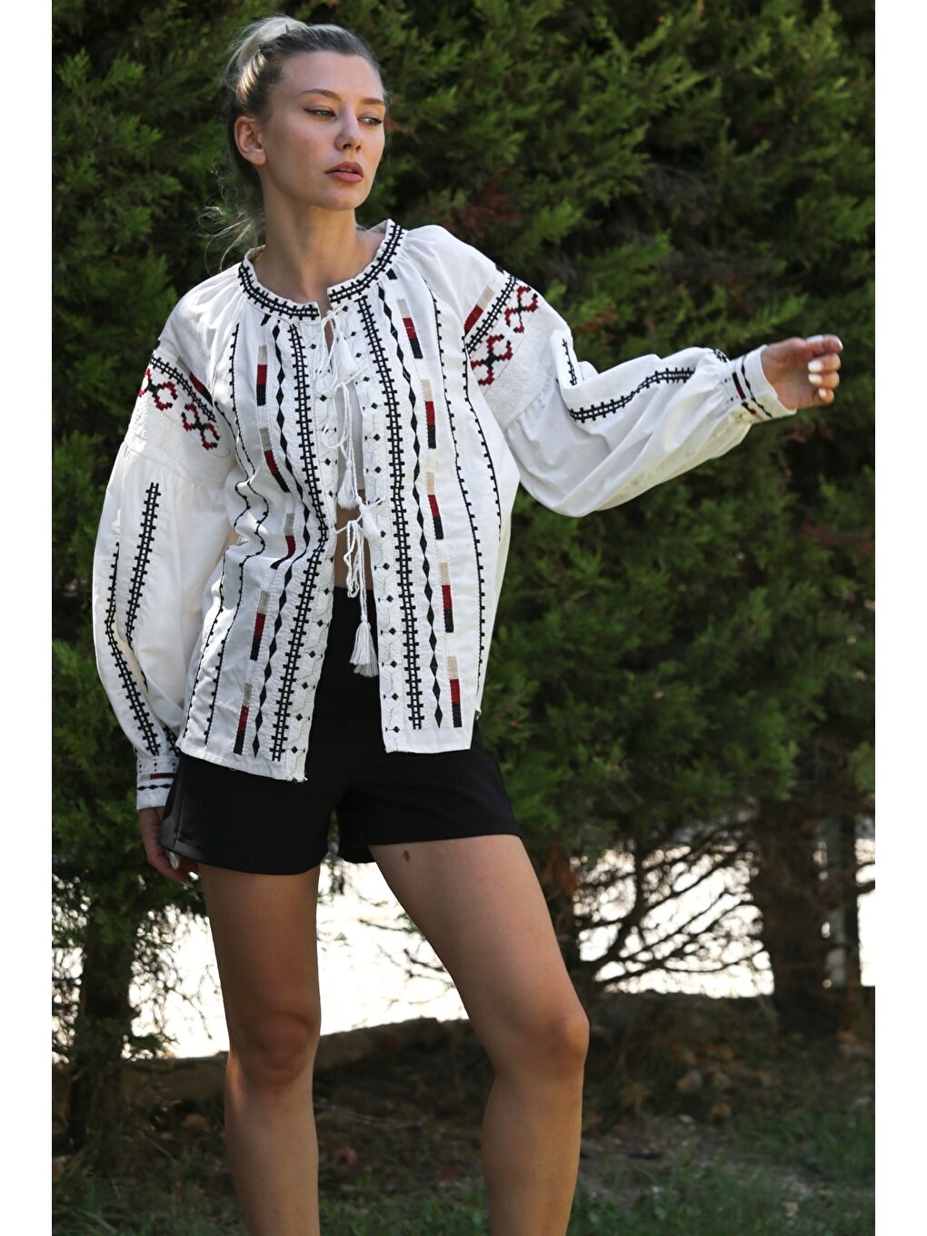 Beyaz Balon Kol Bağlamalı Yaka Ve Kol Ucu Nakışlı Dokuma Casual Ceket-5