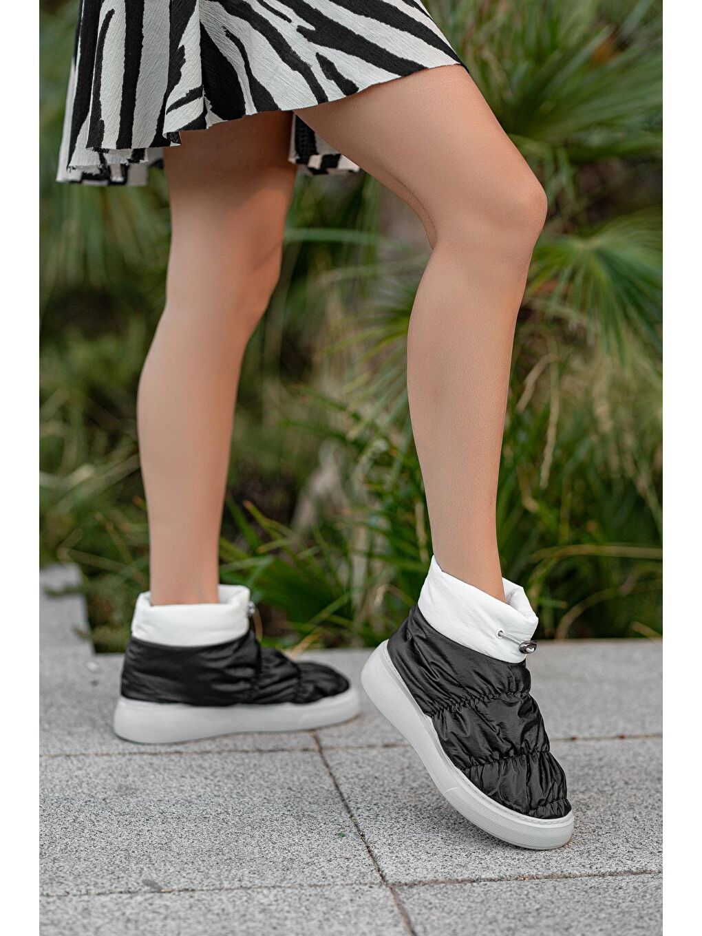 Siyah D418 Paraşütlü Su Ve Soğuk Geçirmez Kadın Bot-1