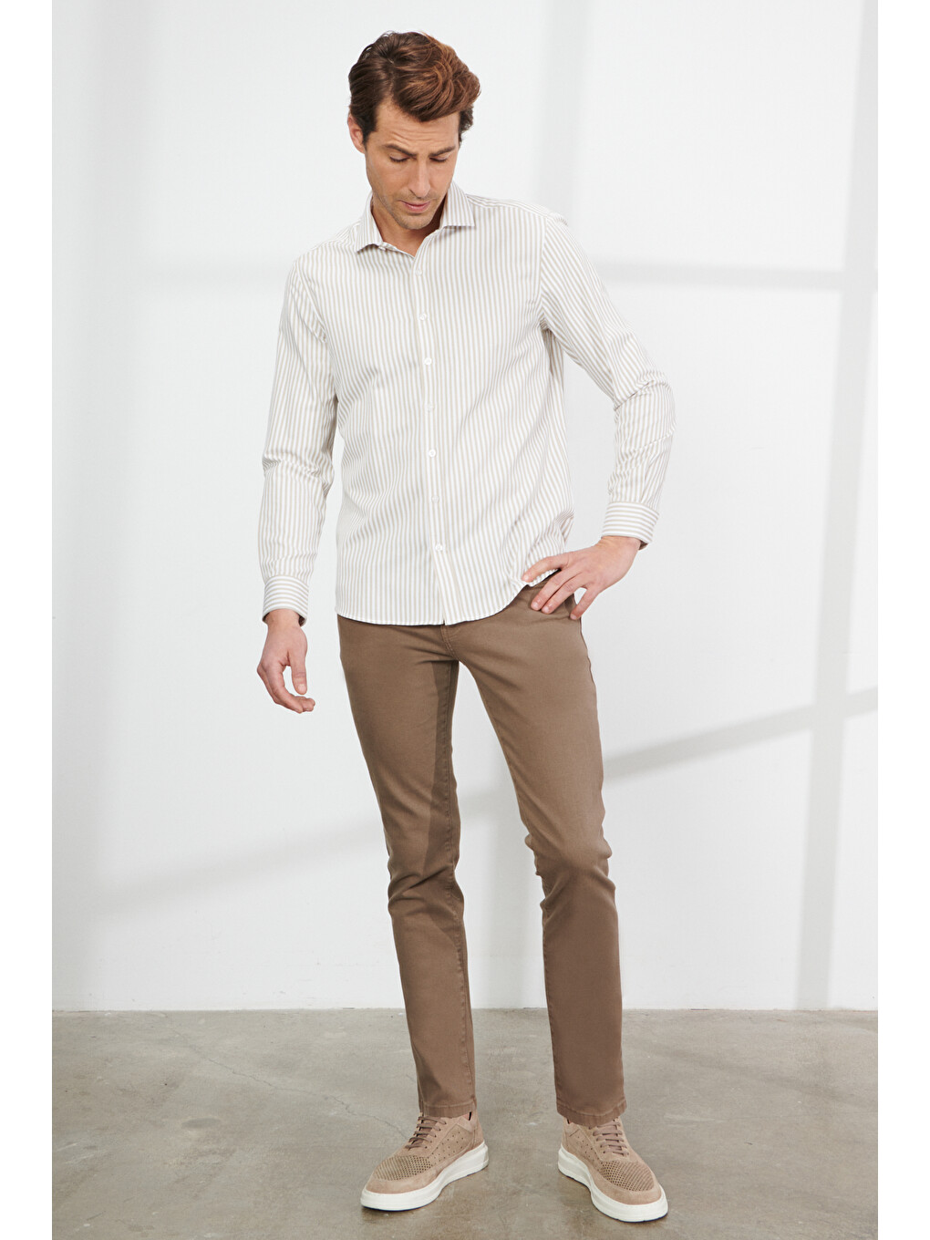 Erkek Beyaz-Bej Slim Fit Dar Kesim Küçük İtalyan Yaka Pamuklu Çizgili Gömlek-1