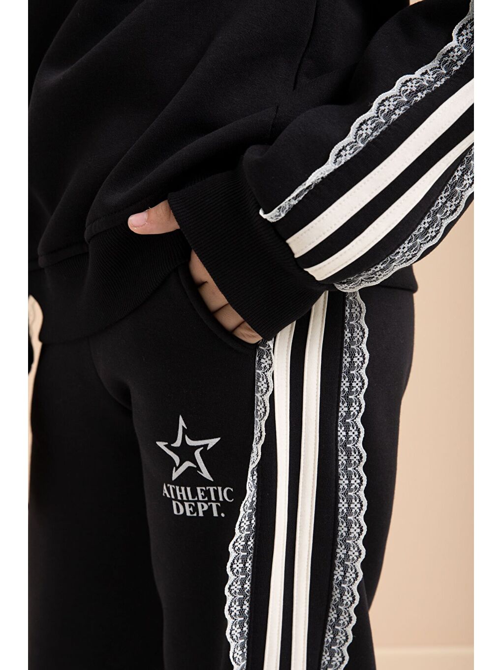 Siyah 3 İplik Şardonlu Şeritli Dantel Detaylı Kız Çocuk Kapüşonlu Eşofman Takımı 22719-4