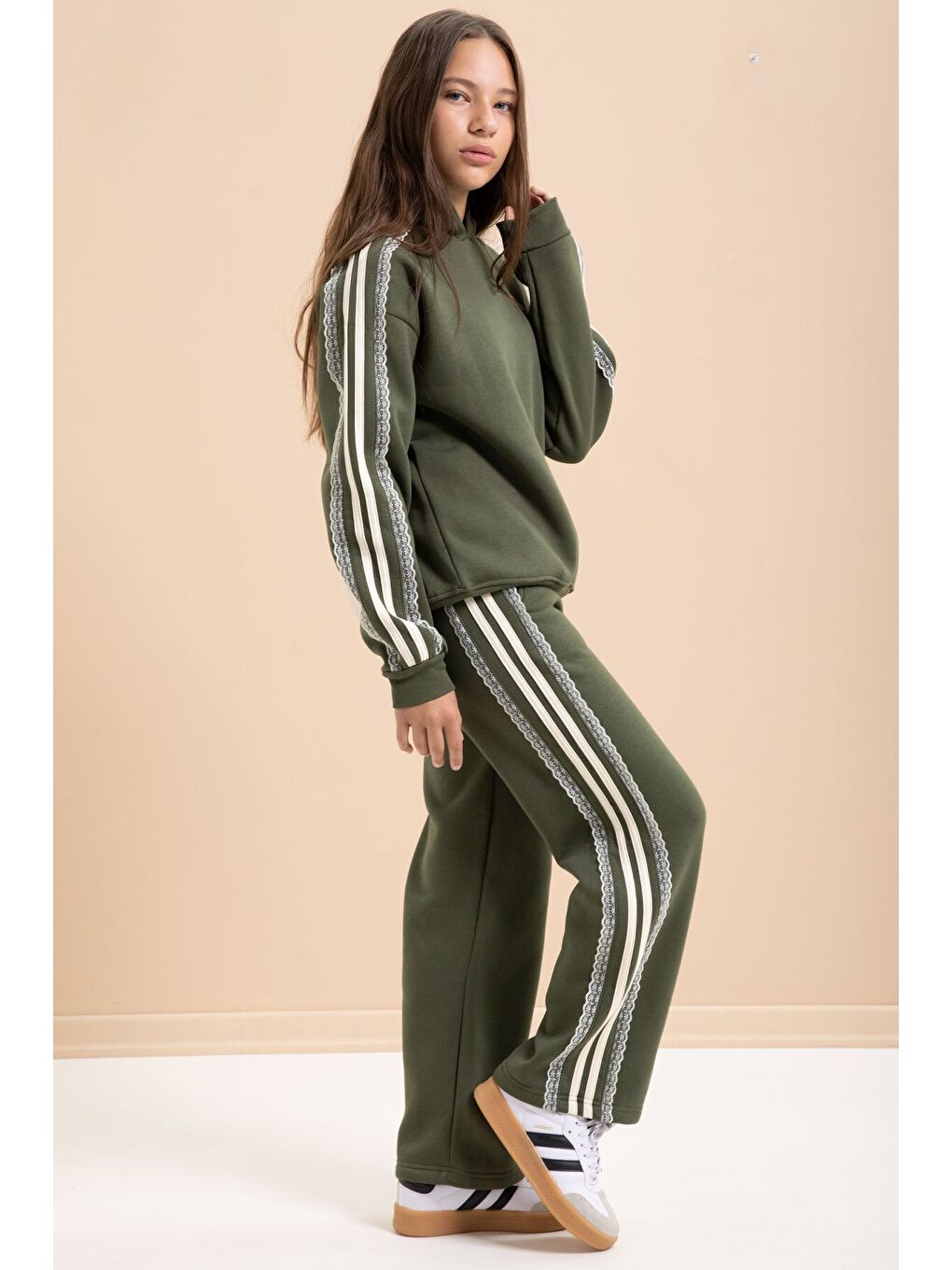 Haki 3 İplik Şardonlu Şeritli Dantel Detaylı Kız Çocuk Kapüşonlu Eşofman Takımı 22722-3