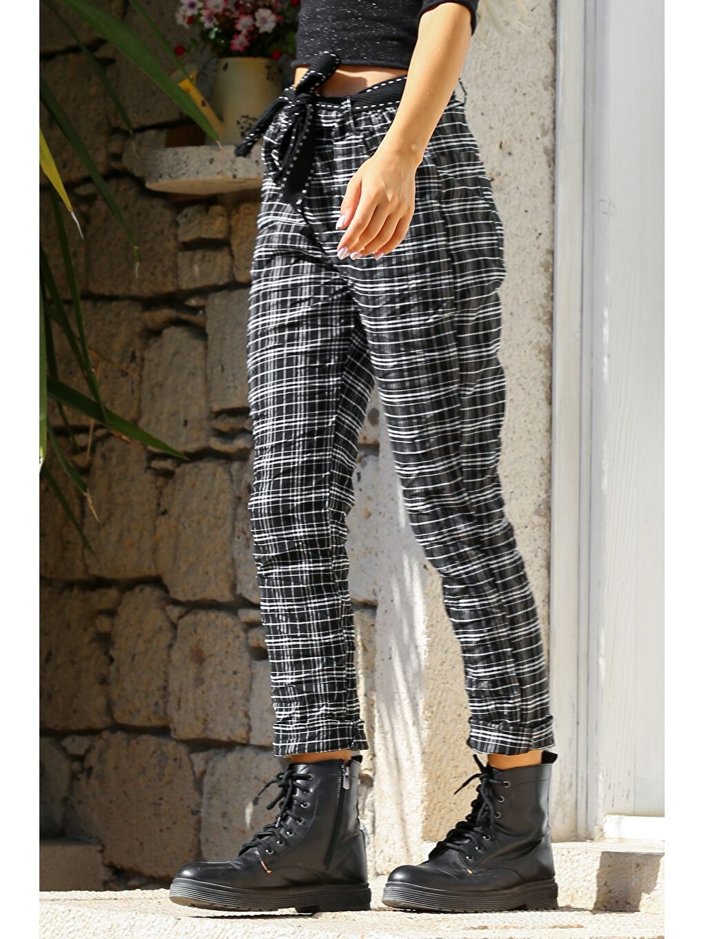 Siyah-Beyaz Ekose Cepli Dokuma Kemerli Jogger Paça Pantolon