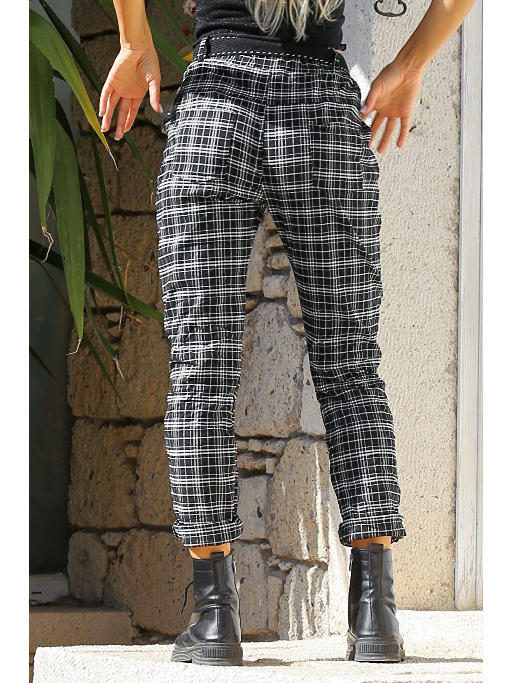 Siyah-Beyaz Ekose Cepli Dokuma Kemerli Jogger Paça Pantolon-1