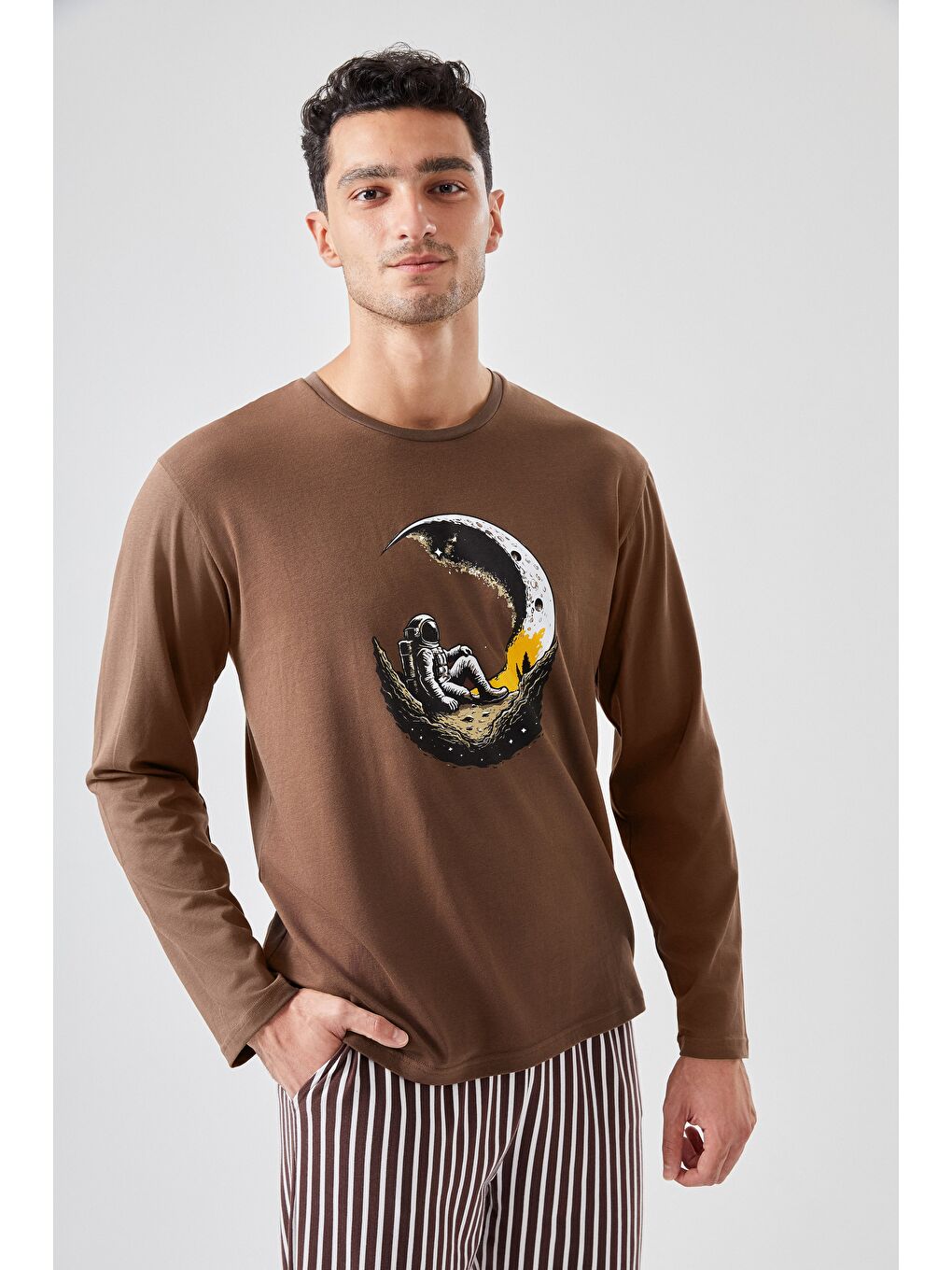 Kahverengi Erkek Pamuklu Uzun Kollu Üst Astronot Baskılı Alt Çizgili Pijama Takımı-1