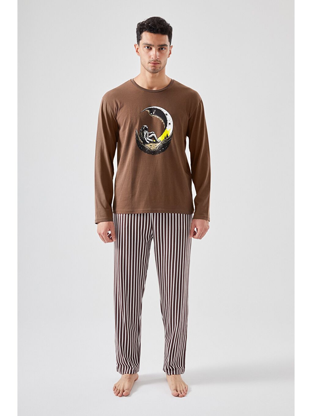 Kahverengi Erkek Pamuklu Uzun Kollu Üst Astronot Baskılı Alt Çizgili Pijama Takımı-2
